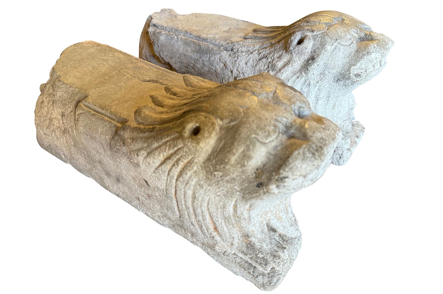 Français Paire de sculptures de lion du 14e siècle en vente