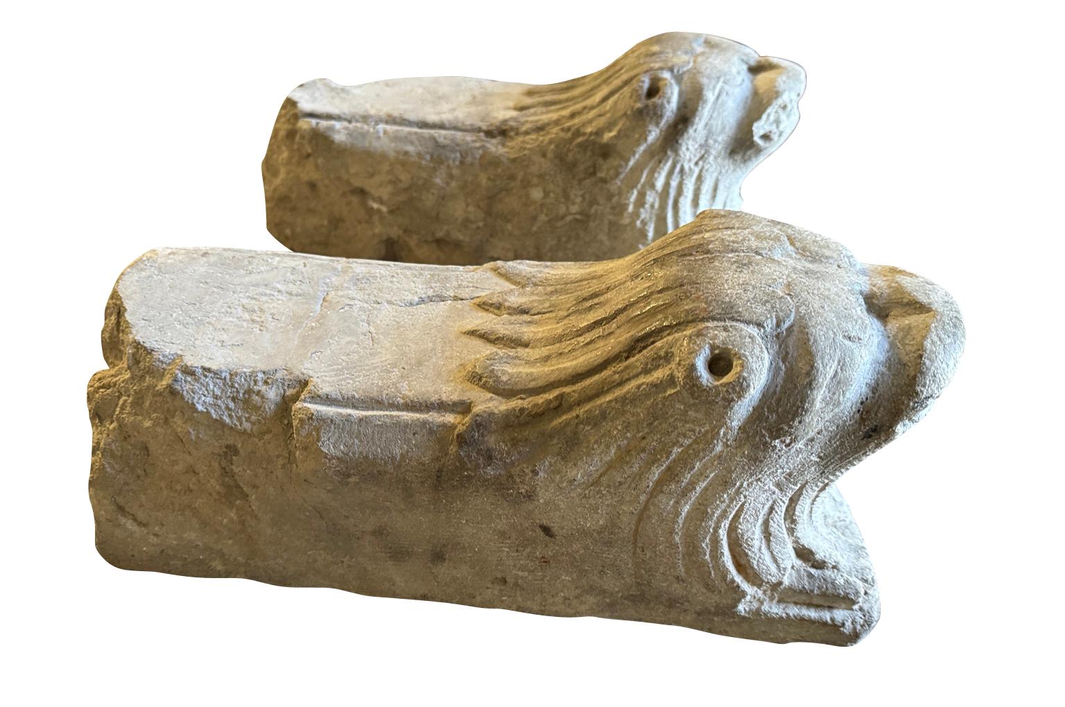 Paire de sculptures de lion du 14e siècle Bon état - En vente à Round Top, TX