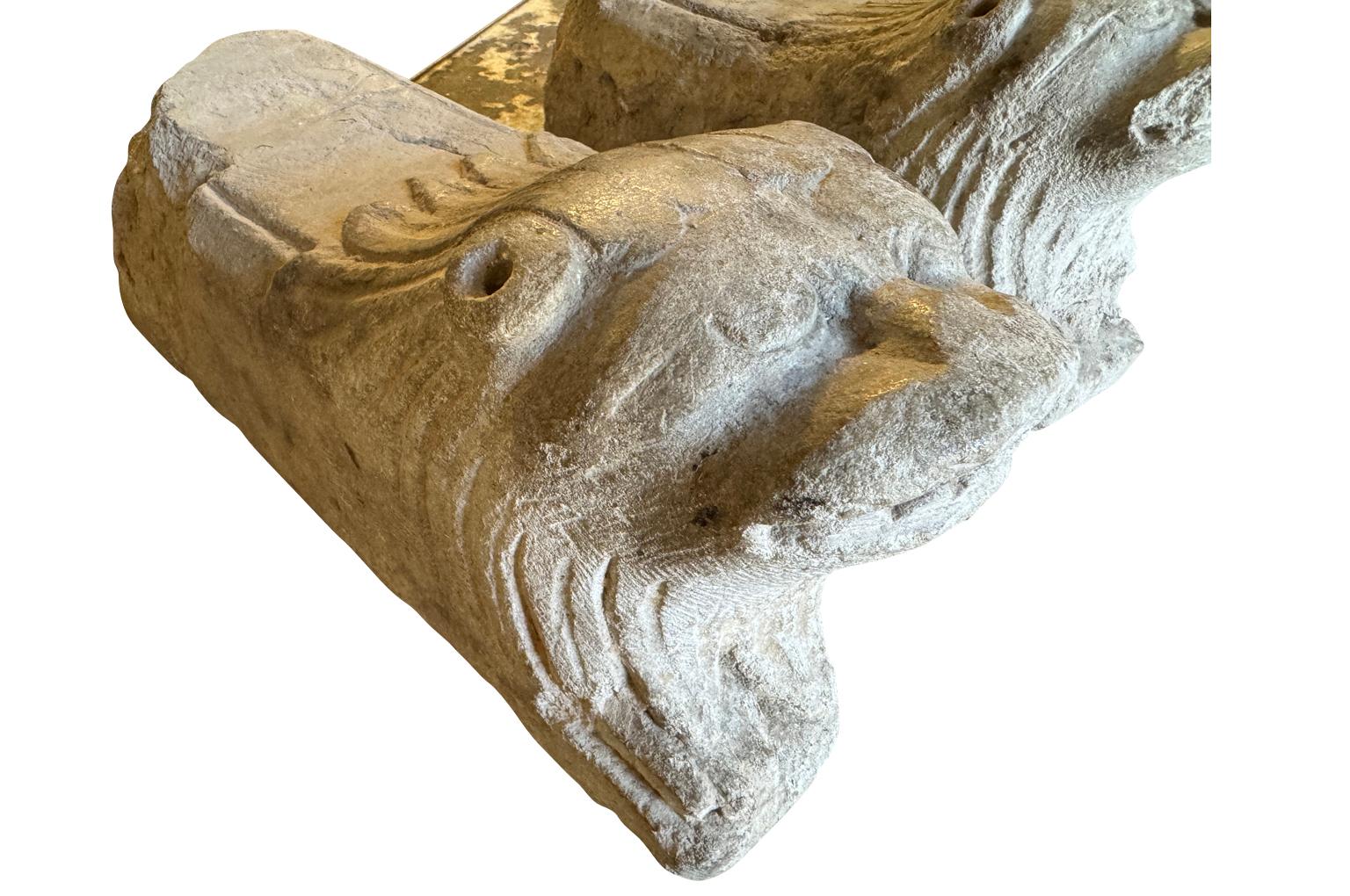 Pierre Paire de sculptures de lion du 14e siècle en vente