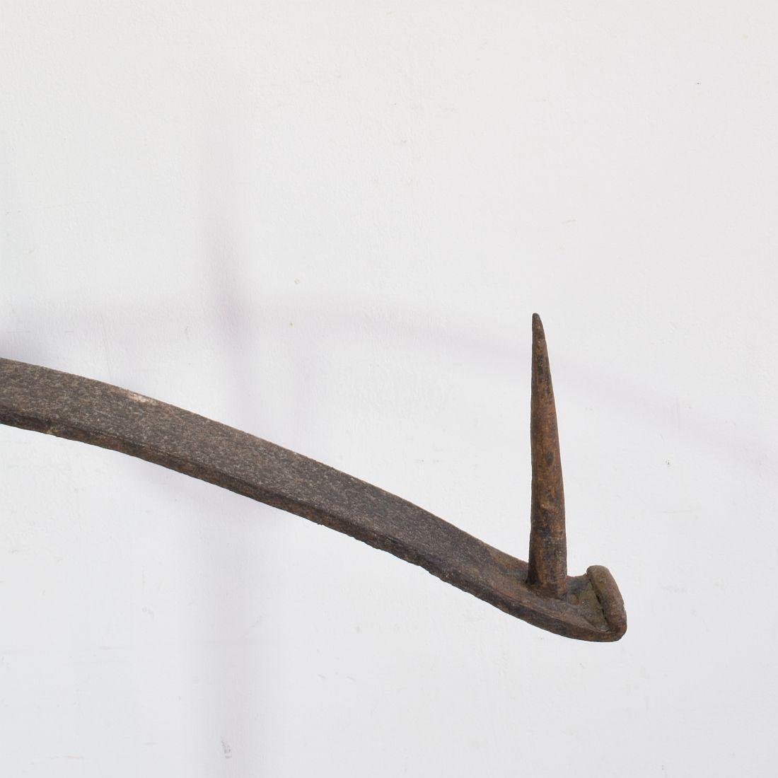 Coppia francese di portacandele in ferro forgiato a mano del XVII secolo in vendita 2