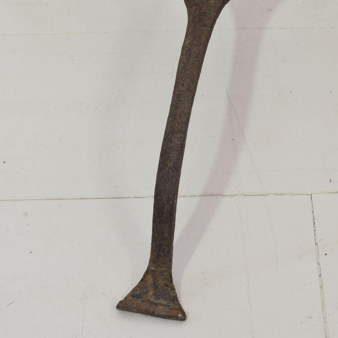 Coppia francese di portacandele in ferro forgiato a mano del XVII secolo in vendita 4