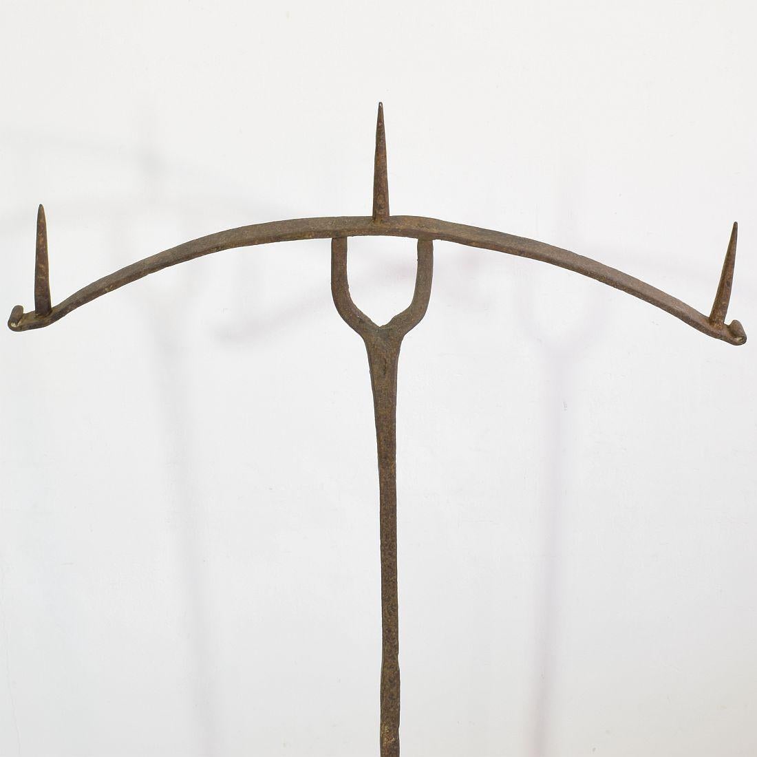 Coppia francese di portacandele in ferro forgiato a mano del XVII secolo in vendita 5