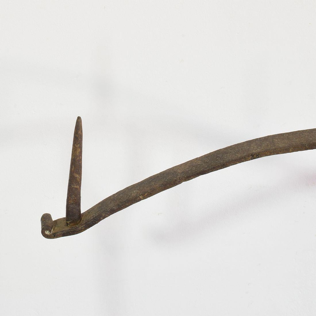 Coppia francese di portacandele in ferro forgiato a mano del XVII secolo in vendita 7