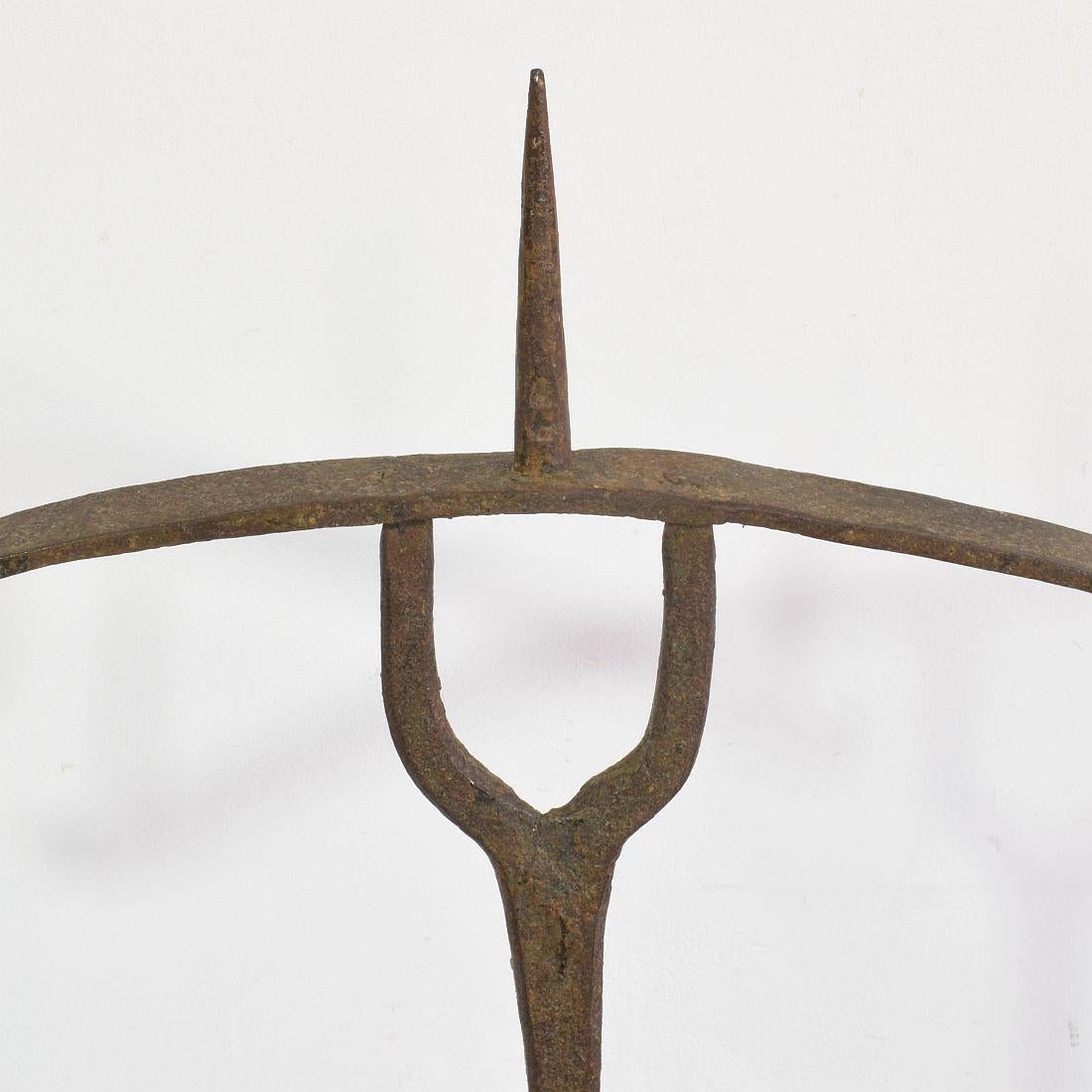 Coppia francese di portacandele in ferro forgiato a mano del XVII secolo in vendita 8