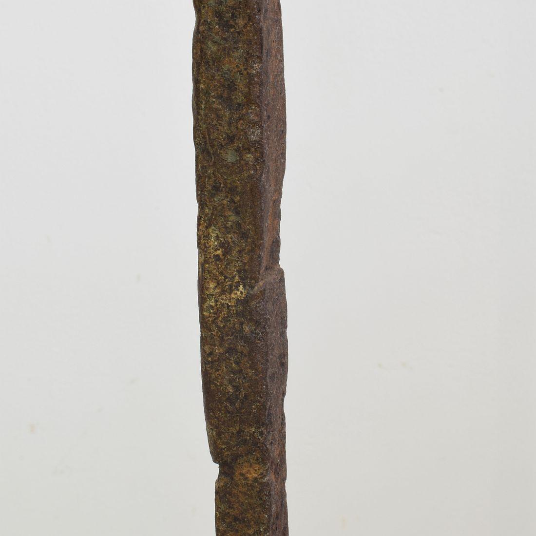 Coppia francese di portacandele in ferro forgiato a mano del XVII secolo in vendita 9