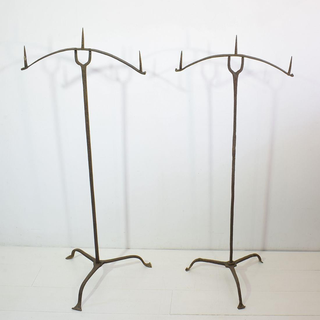 French Pair of 17th Century Hand-Forged Iron Candleholders In Good Condition For Sale In Buisson, FR