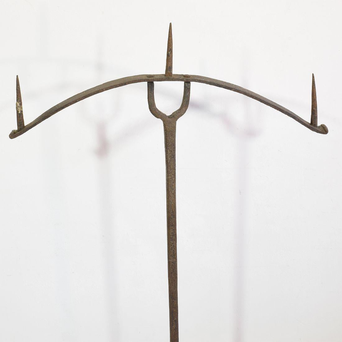 Coppia francese di portacandele in ferro forgiato a mano del XVII secolo In condizioni buone in vendita a Buisson, FR