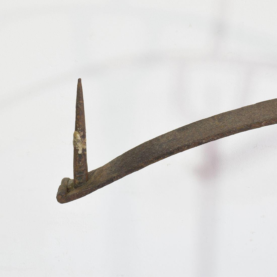 Ferro Coppia francese di portacandele in ferro forgiato a mano del XVII secolo in vendita