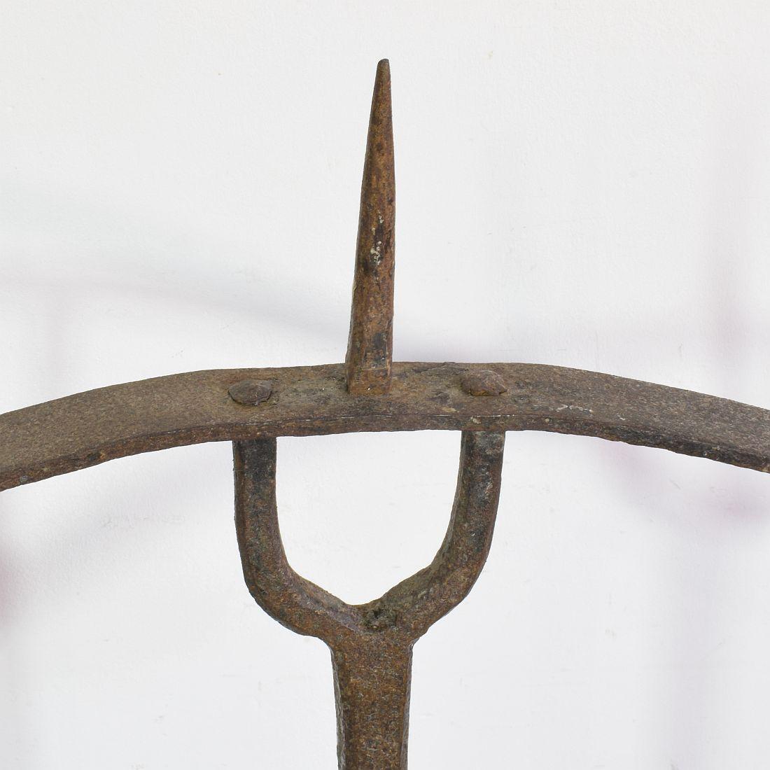 Coppia francese di portacandele in ferro forgiato a mano del XVII secolo in vendita 1