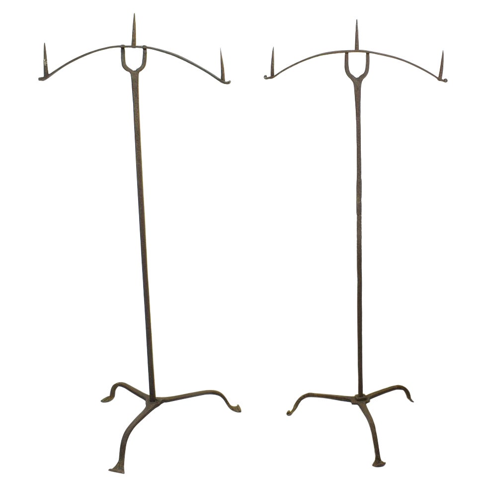 Pareja francesa de candelabros de hierro forjado a mano del siglo XVII