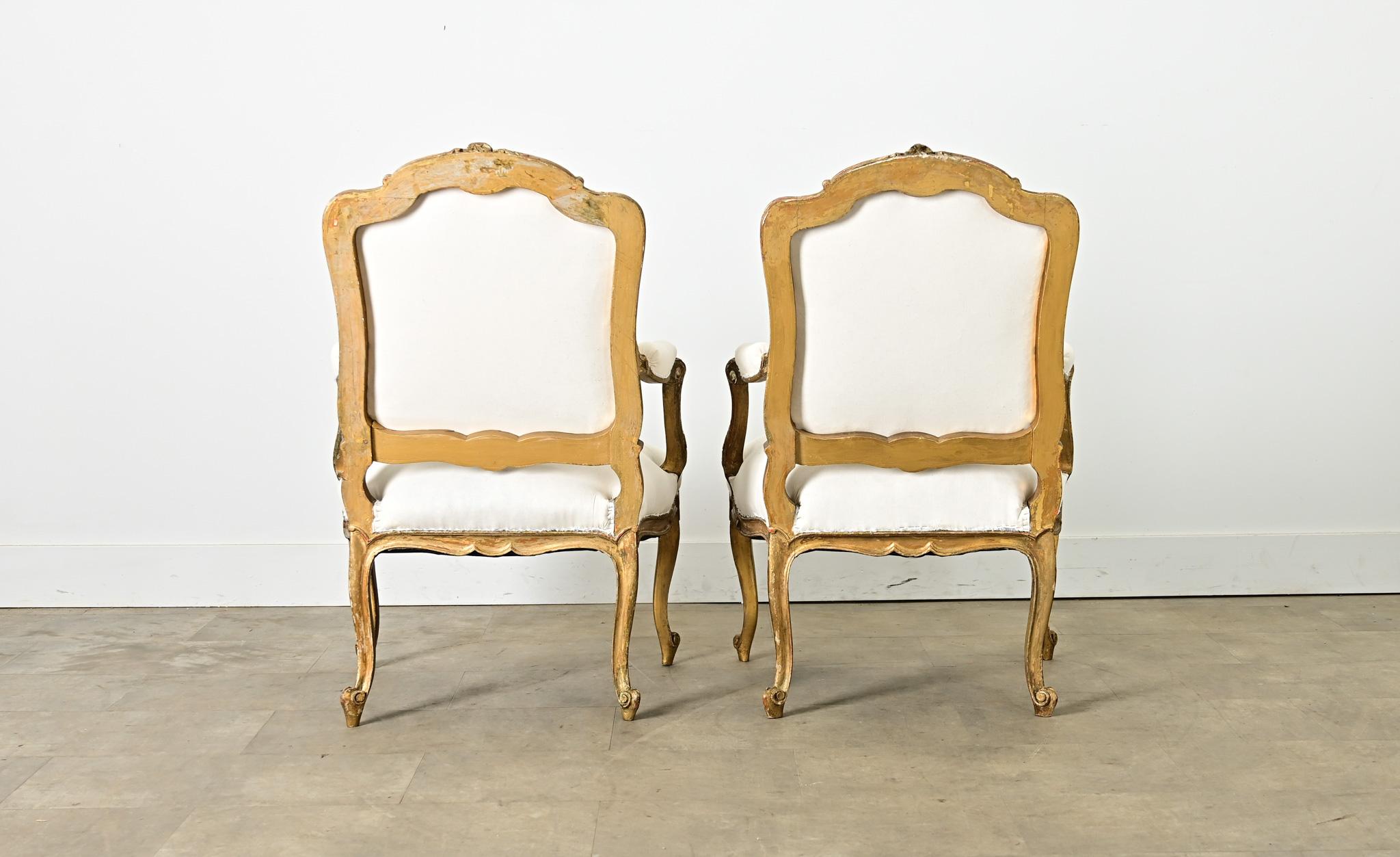 Paire de Fauteuils d'époque Louis XV du 18ème siècle en vente 3
