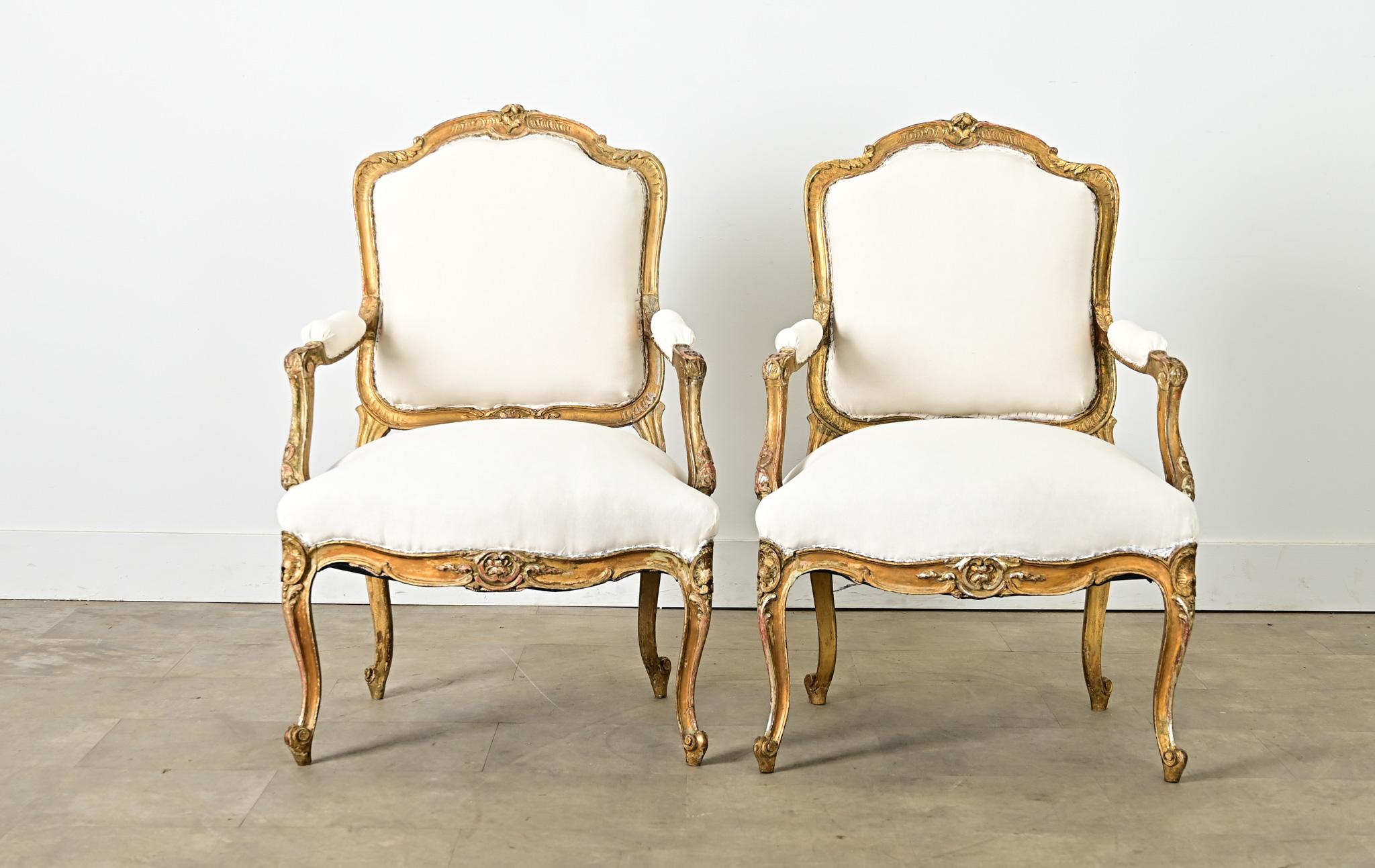 Sculpté Paire de Fauteuils d'époque Louis XV du 18ème siècle en vente