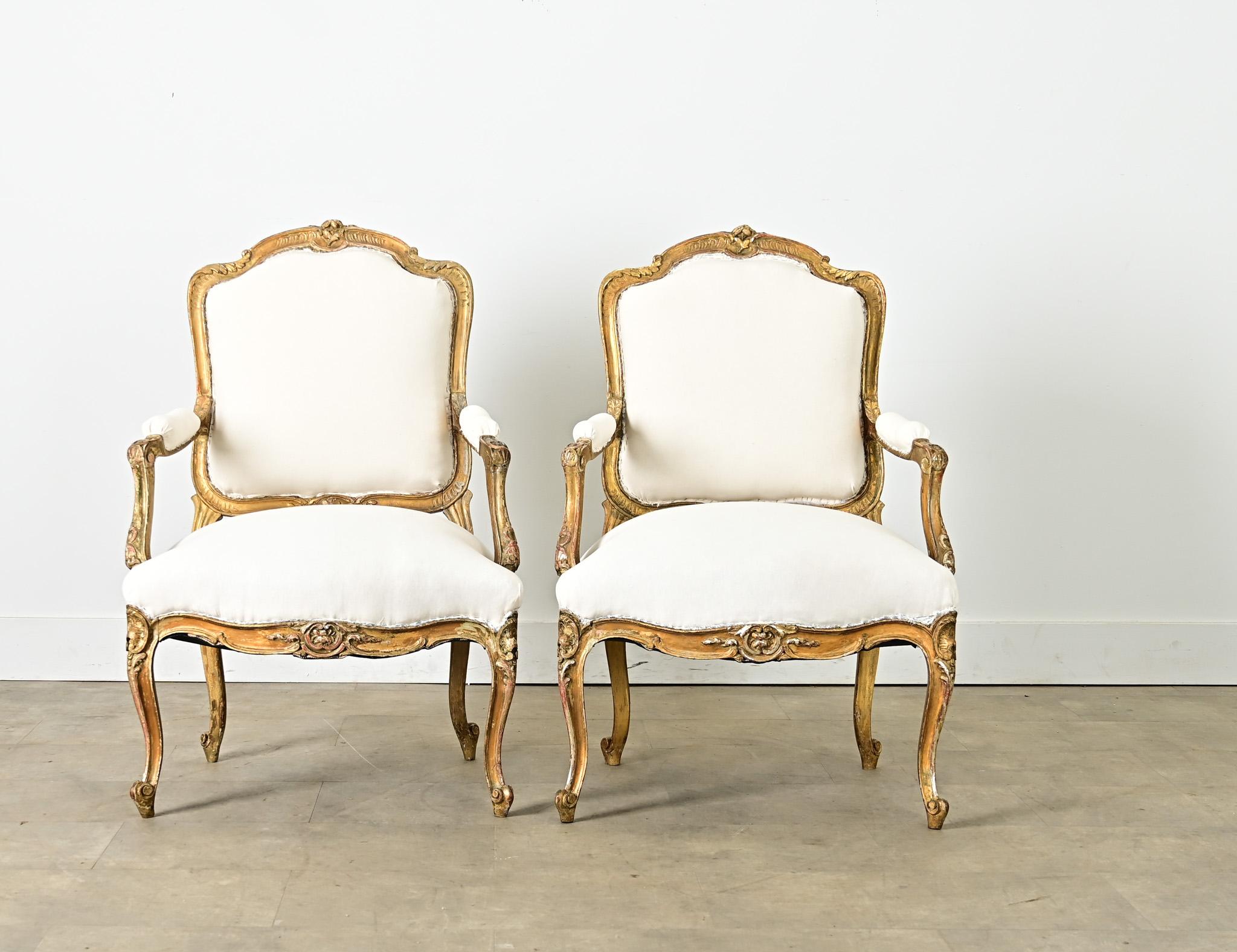 Paire de Fauteuils d'époque Louis XV du 18ème siècle Bon état - En vente à Baton Rouge, LA