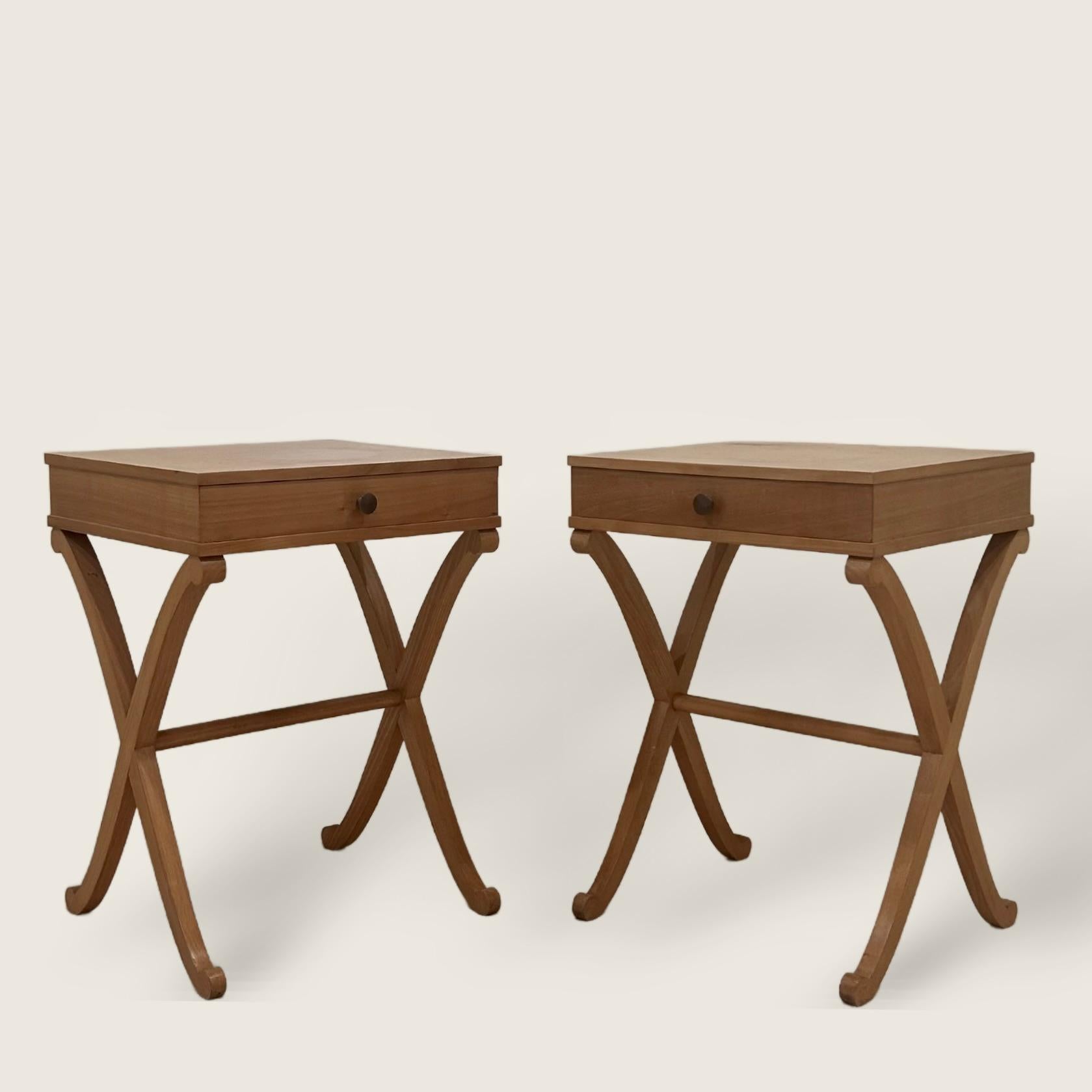 Pareja de mesillas de noche art déco francesas de haya de Maison Hirsch Las mesillas tienen tableros rectangulares que se abren en la cintura con un cajón sobre neoclásico  Patas curvadas en forma de X unidas en la parte central por un separador