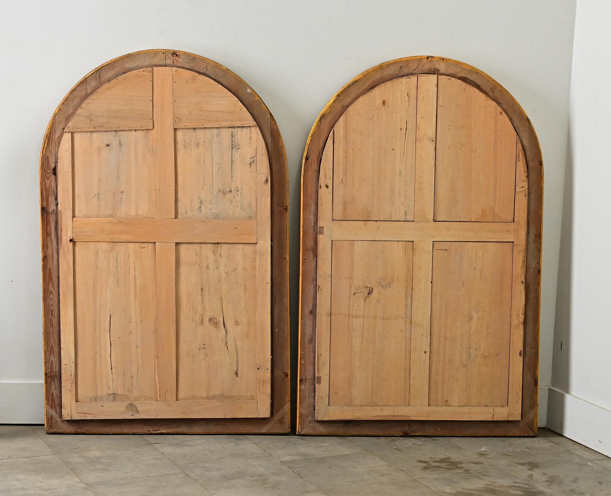 Pareja francesa de espejos dorados arqueados del siglo XIX en venta 2