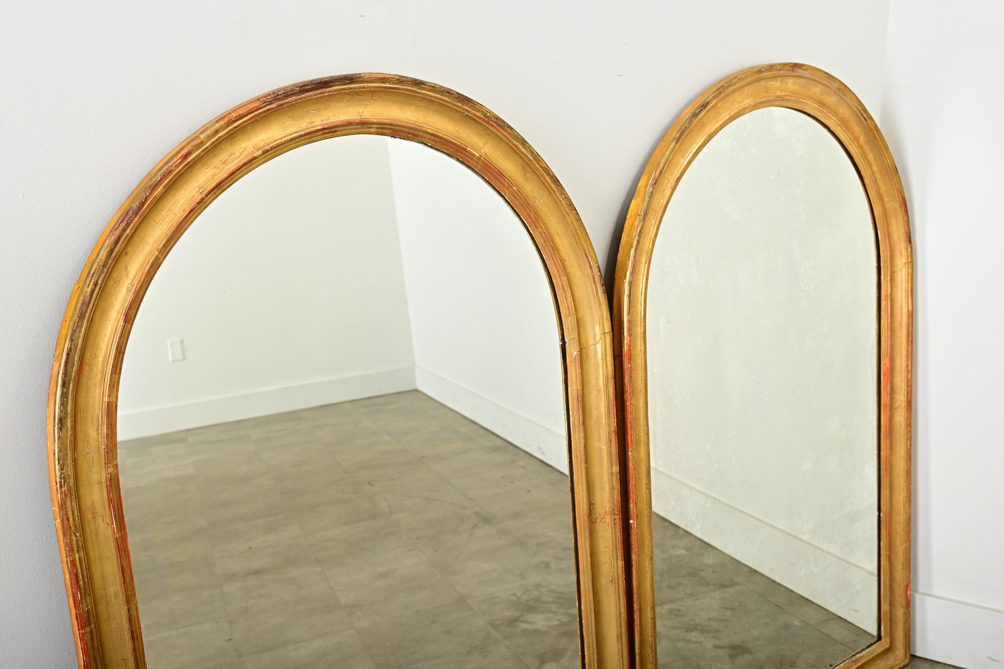 Pareja francesa de espejos dorados arqueados del siglo XIX en venta 4