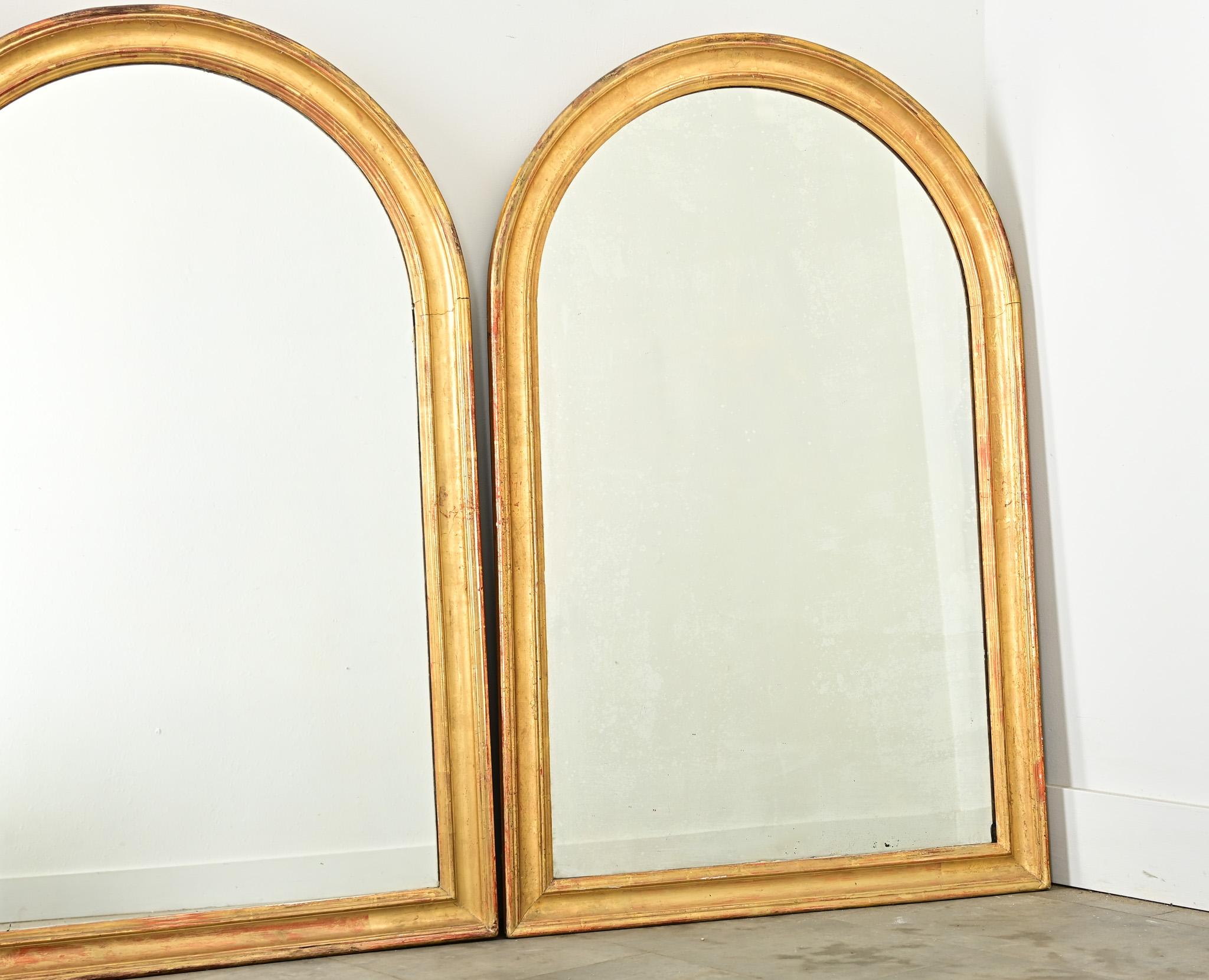 Pareja francesa de espejos dorados arqueados del siglo XIX Provincial francés en venta