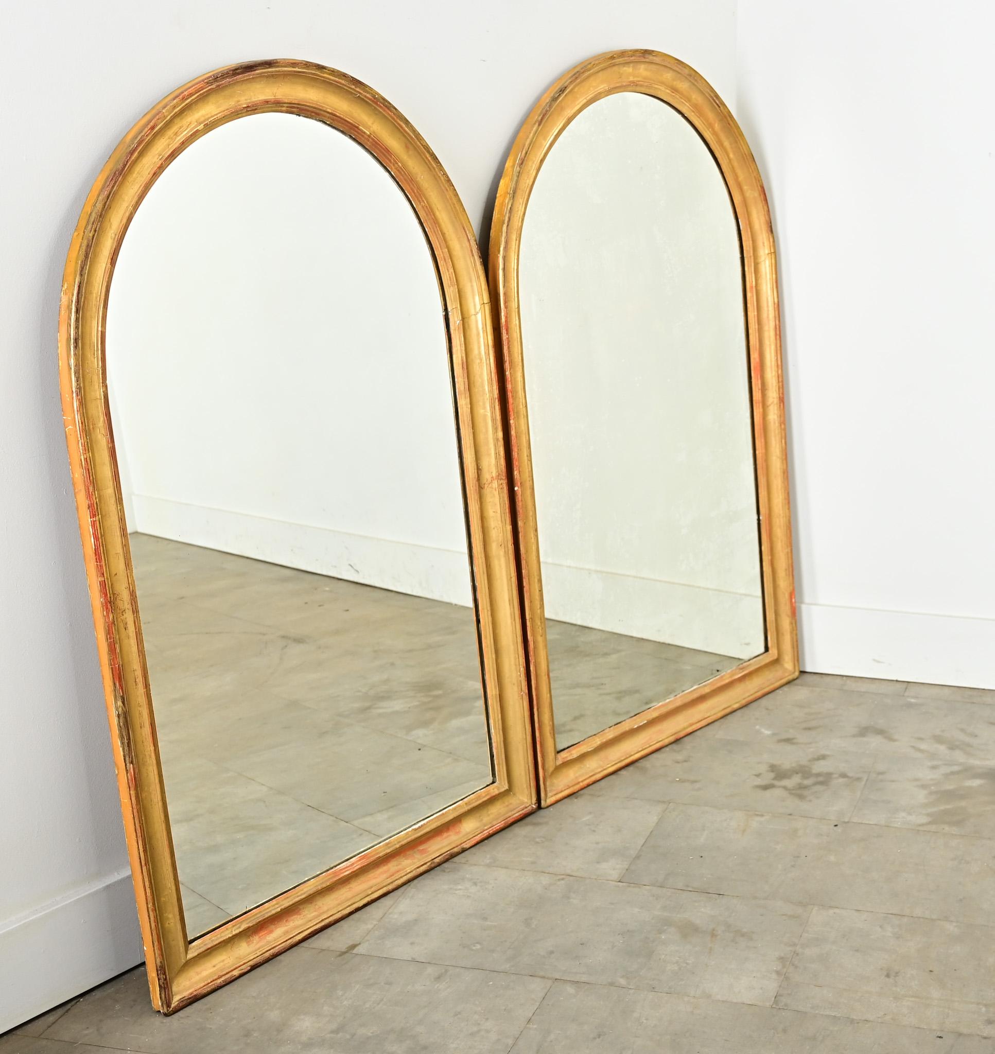 Pareja francesa de espejos dorados arqueados del siglo XIX Dorado en venta
