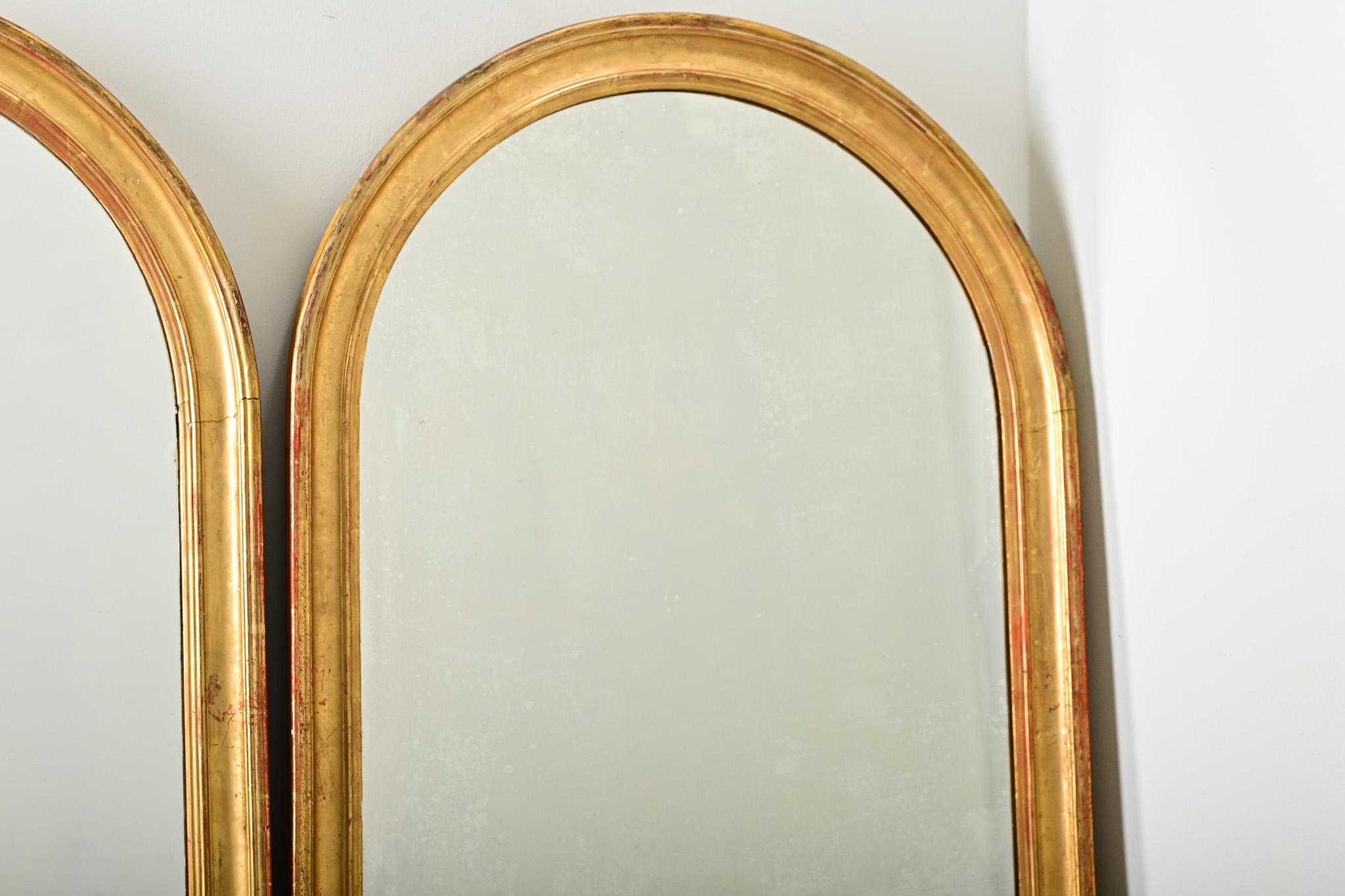 Pareja francesa de espejos dorados arqueados del siglo XIX en venta 1