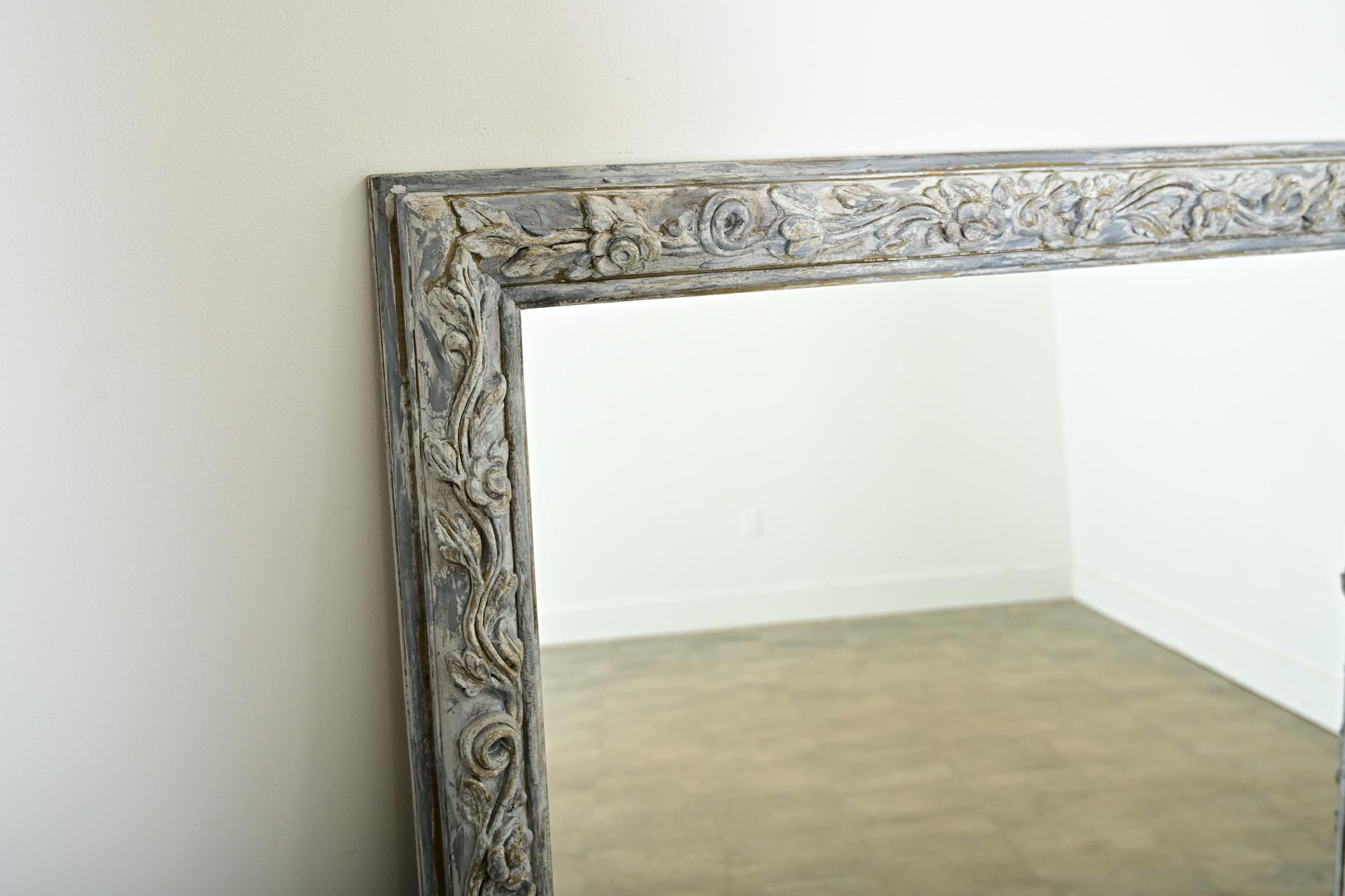 Paire de miroirs sculptés et peints du 19ème siècle en vente 2