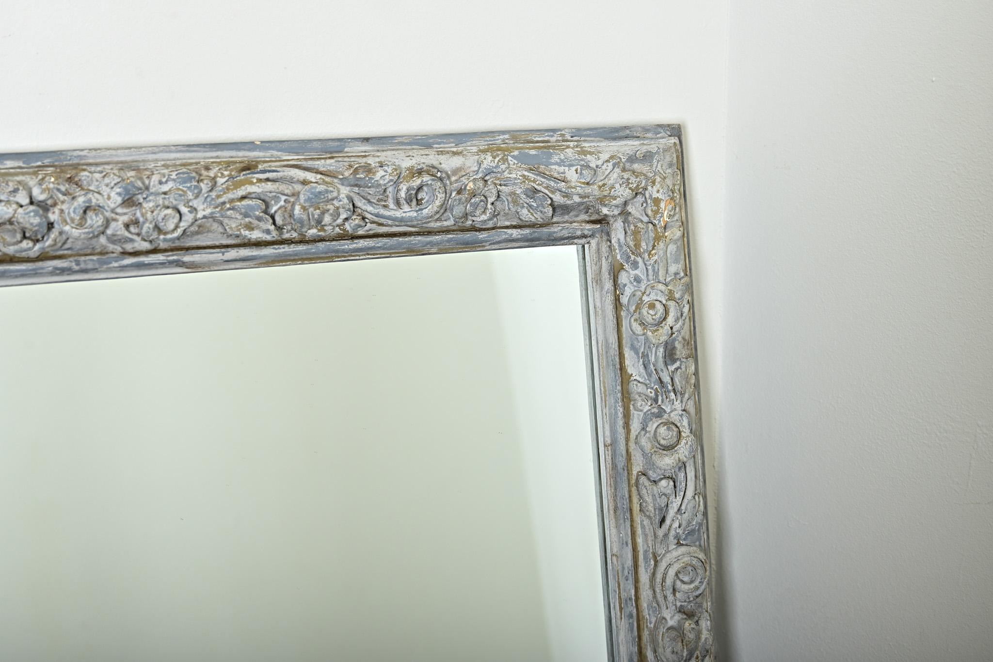 Paire de miroirs sculptés et peints du 19ème siècle en vente 4