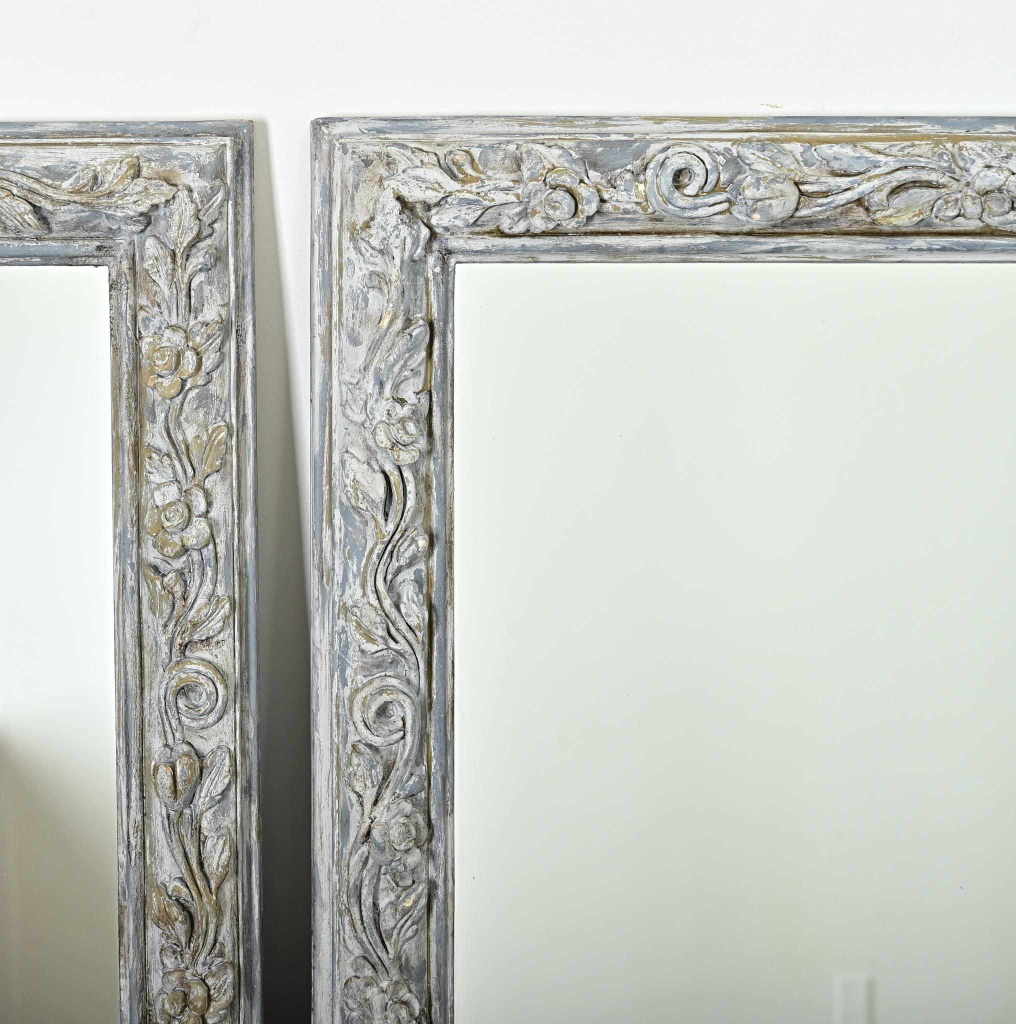 Paire de miroirs sculptés et peints du 19ème siècle en vente 5