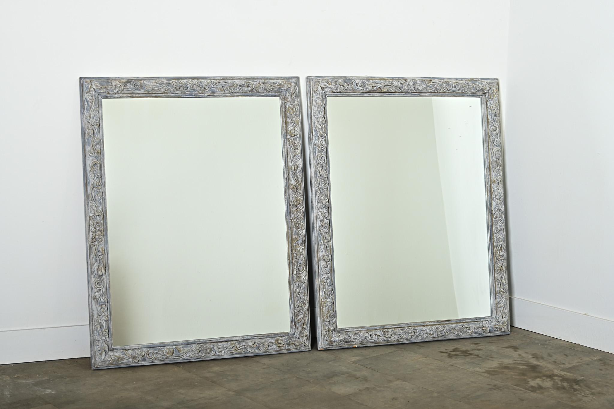 Provincial français Paire de miroirs sculptés et peints du 19ème siècle en vente