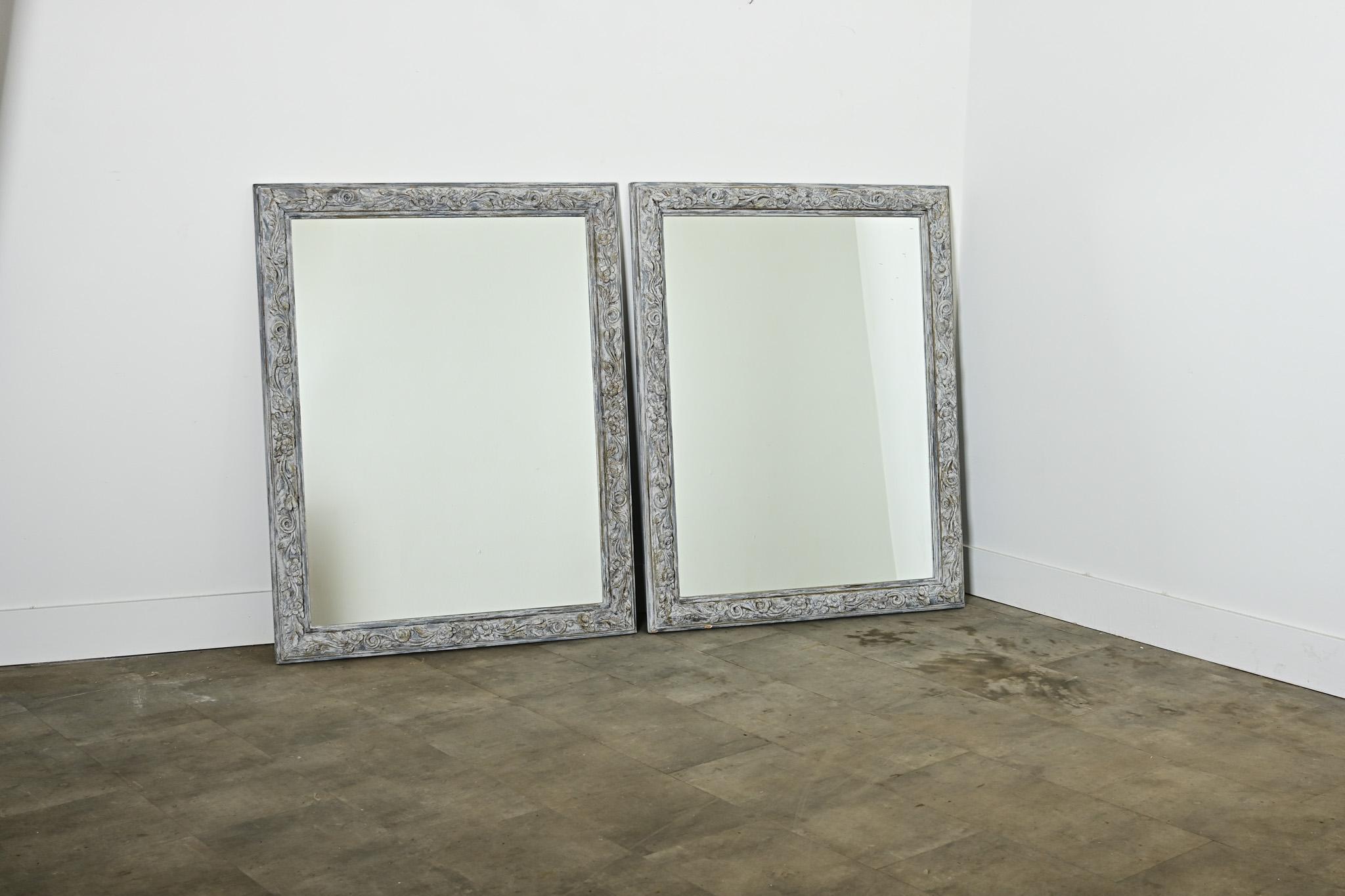 Français Paire de miroirs sculptés et peints du 19ème siècle en vente
