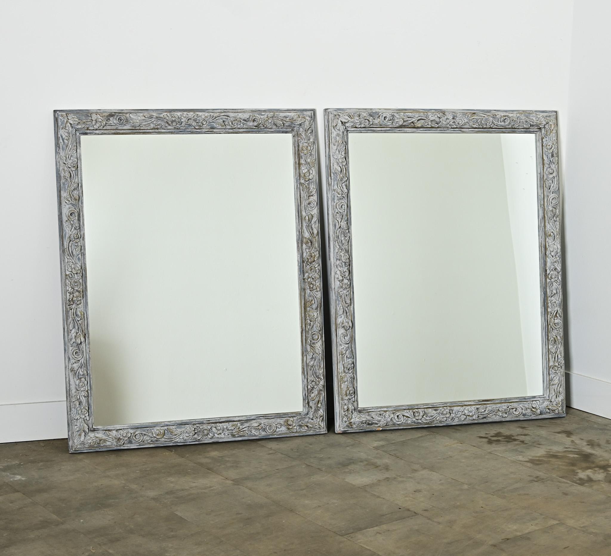 Sculpté Paire de miroirs sculptés et peints du 19ème siècle en vente
