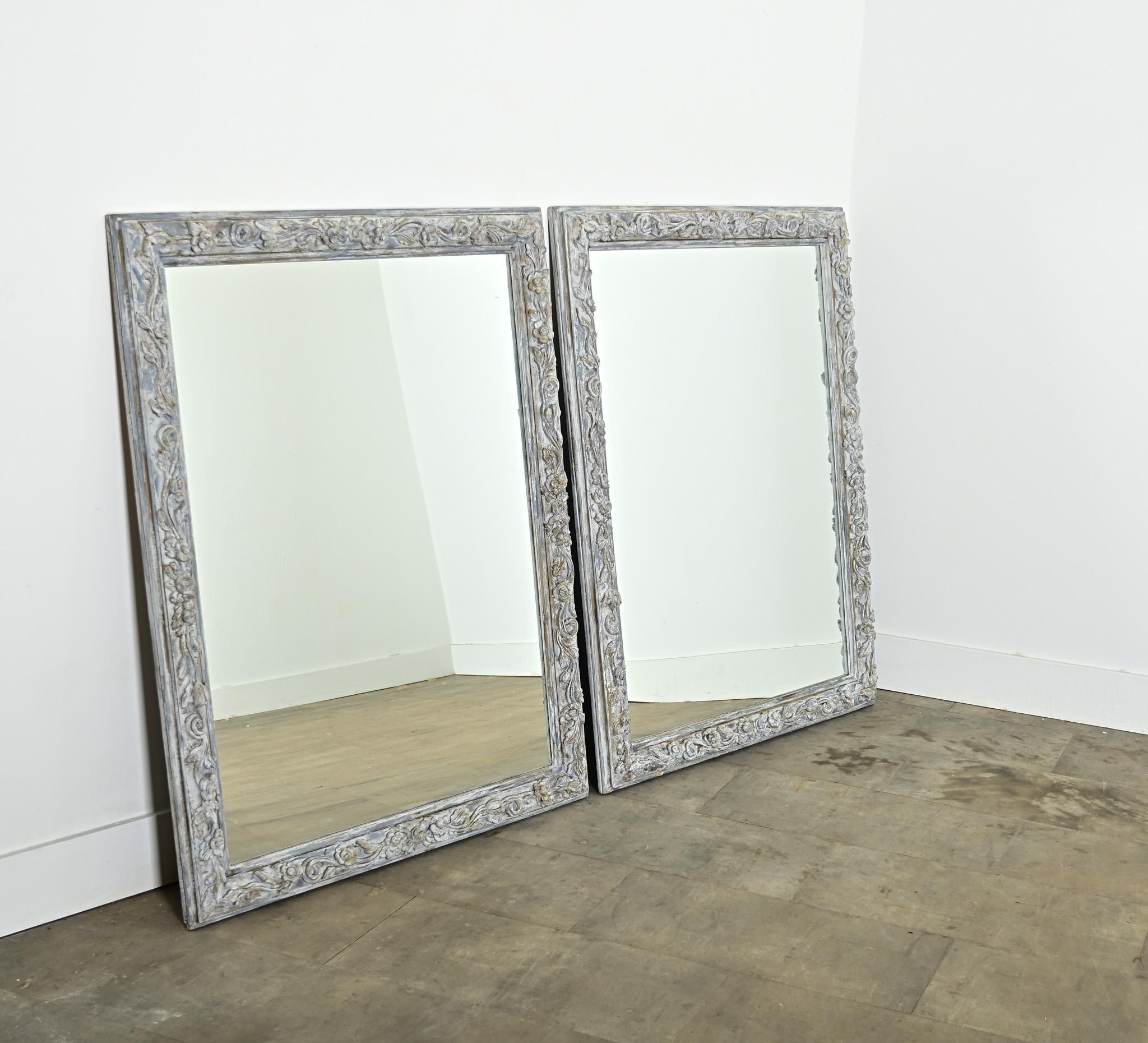 Paire de miroirs sculptés et peints du 19ème siècle Bon état - En vente à Baton Rouge, LA