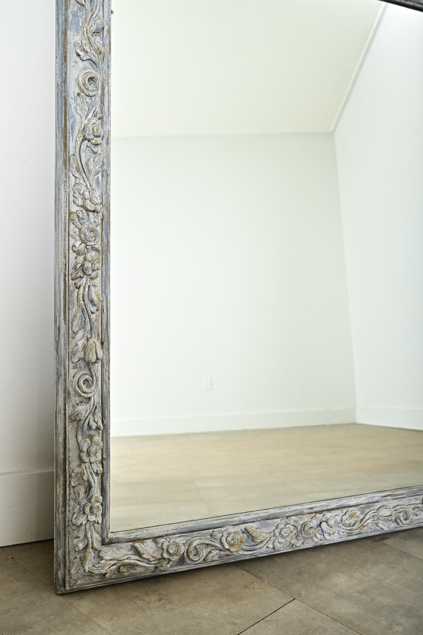 XIXe siècle Paire de miroirs sculptés et peints du 19ème siècle en vente