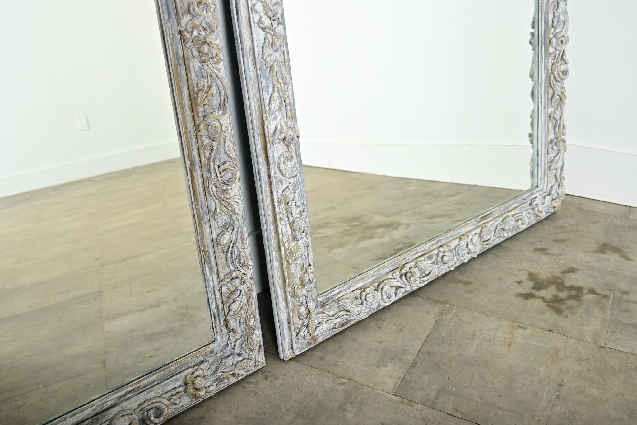 Verre Paire de miroirs sculptés et peints du 19ème siècle en vente