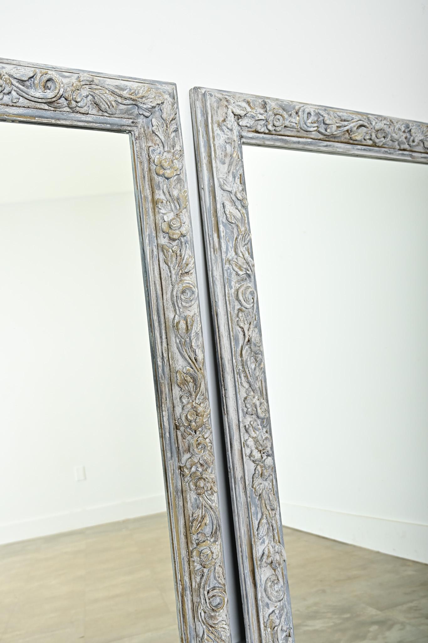 Paire de miroirs sculptés et peints du 19ème siècle en vente 1