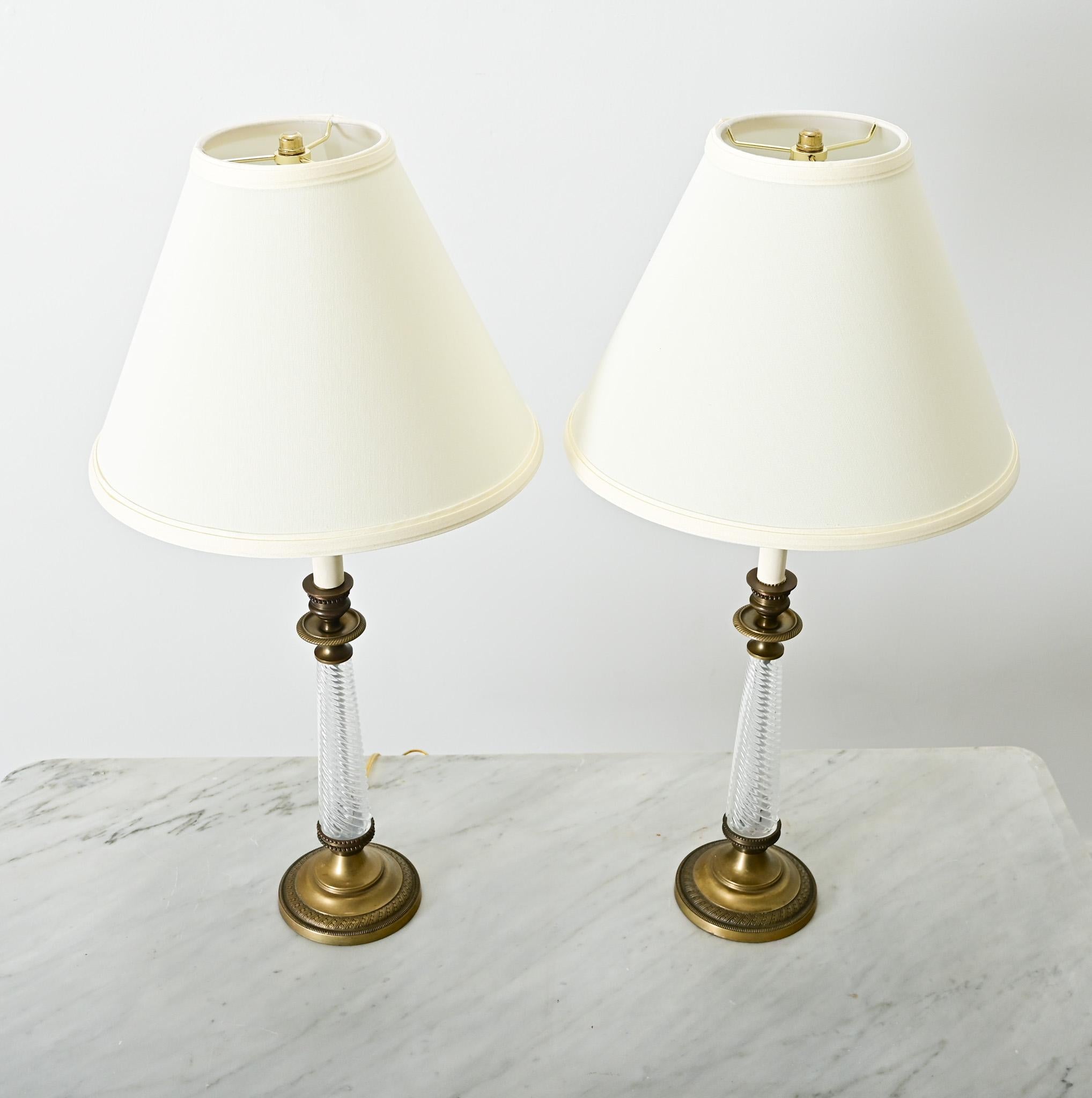 Pareja de candelabros imperio franceses del siglo XIX Latón en venta