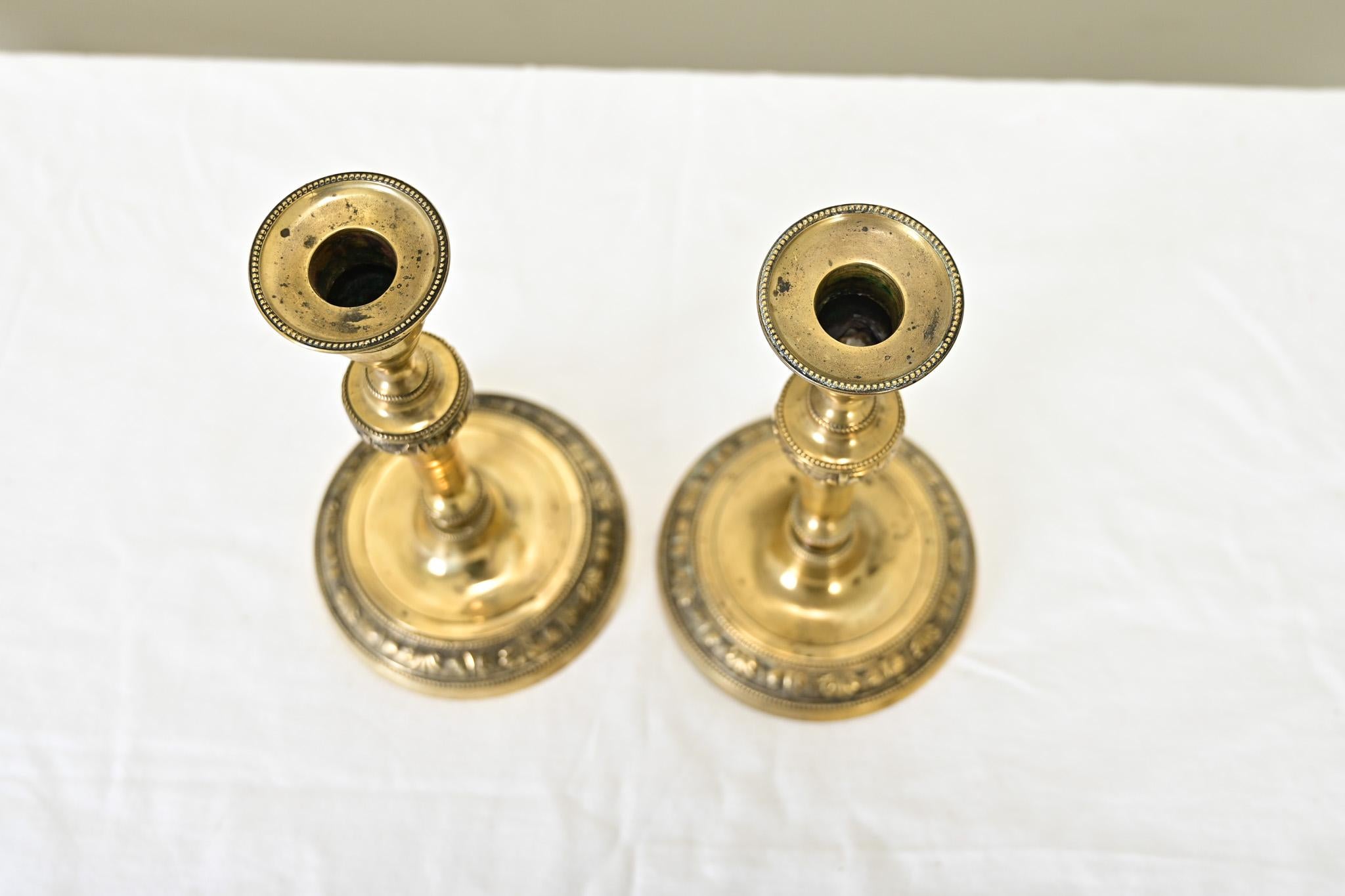 Calco Coppia di candelabri francesi in ottone Luigi XVI del XIX secolo in vendita
