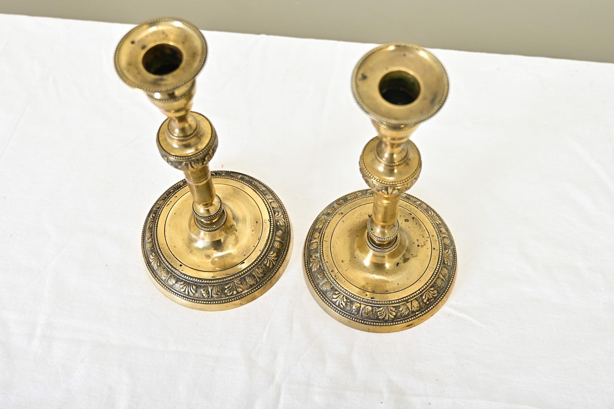Coppia di candelabri francesi in ottone Luigi XVI del XIX secolo In condizioni buone in vendita a Baton Rouge, LA