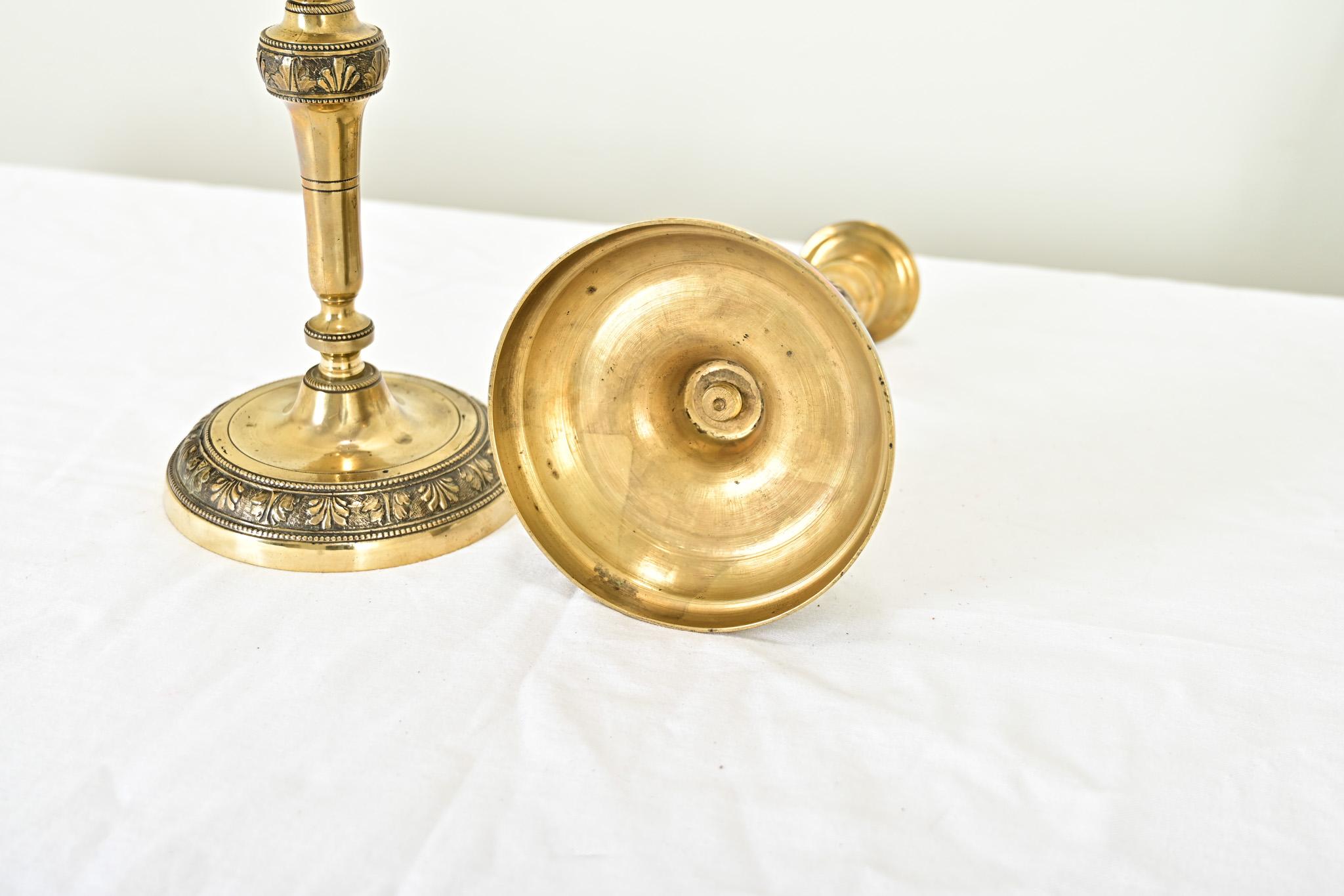 Ottone Coppia di candelabri francesi in ottone Luigi XVI del XIX secolo in vendita
