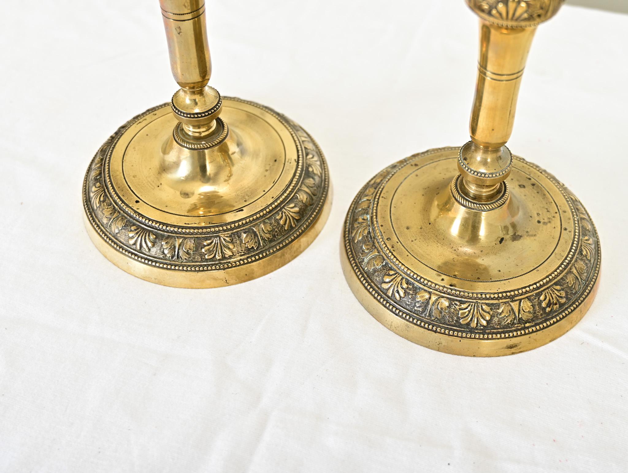 Coppia di candelabri francesi in ottone Luigi XVI del XIX secolo in vendita 1