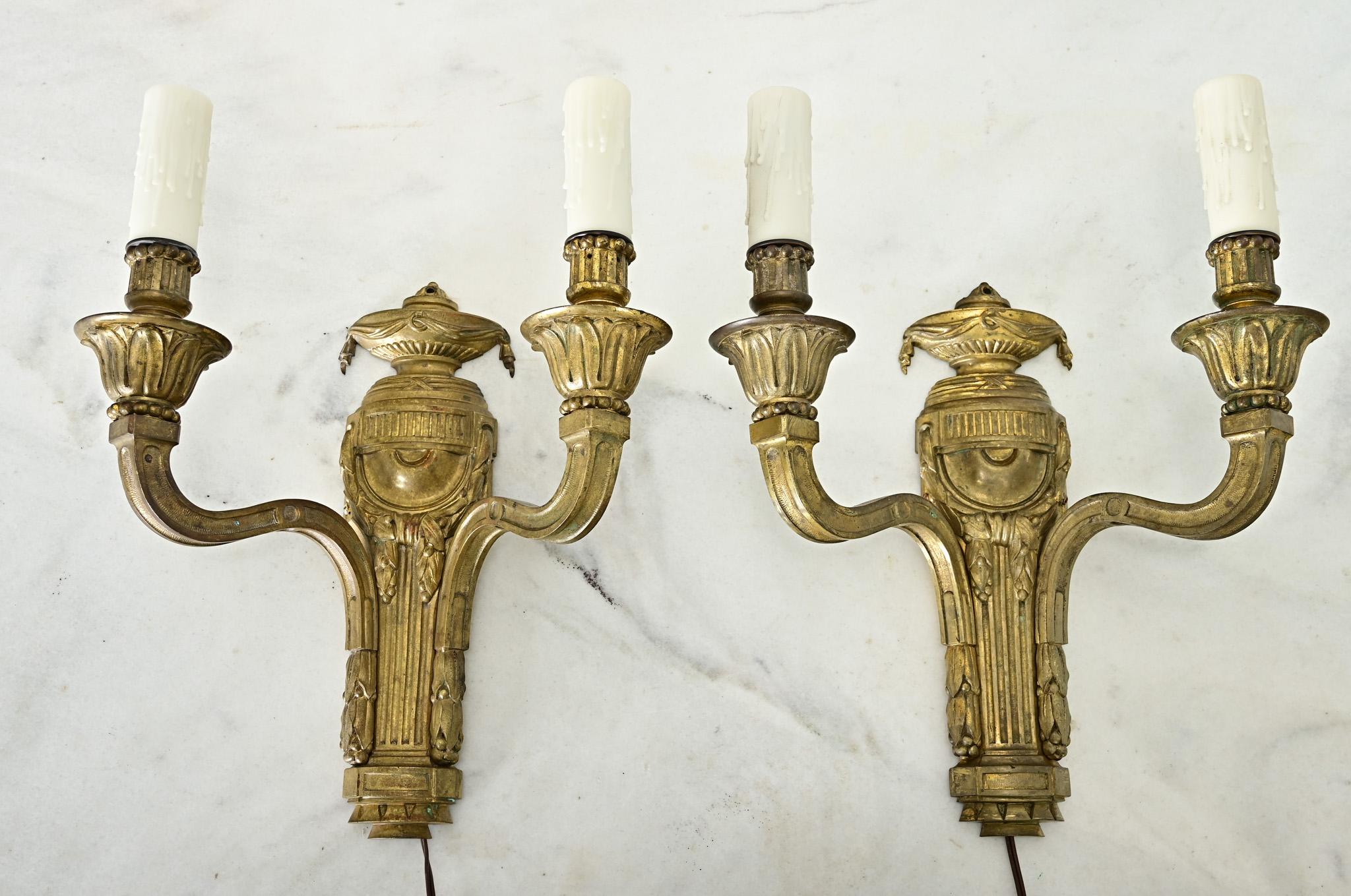 Paire d'appliques françaises de style Louis XVI du 19ème siècle en bronze doré en vente 3