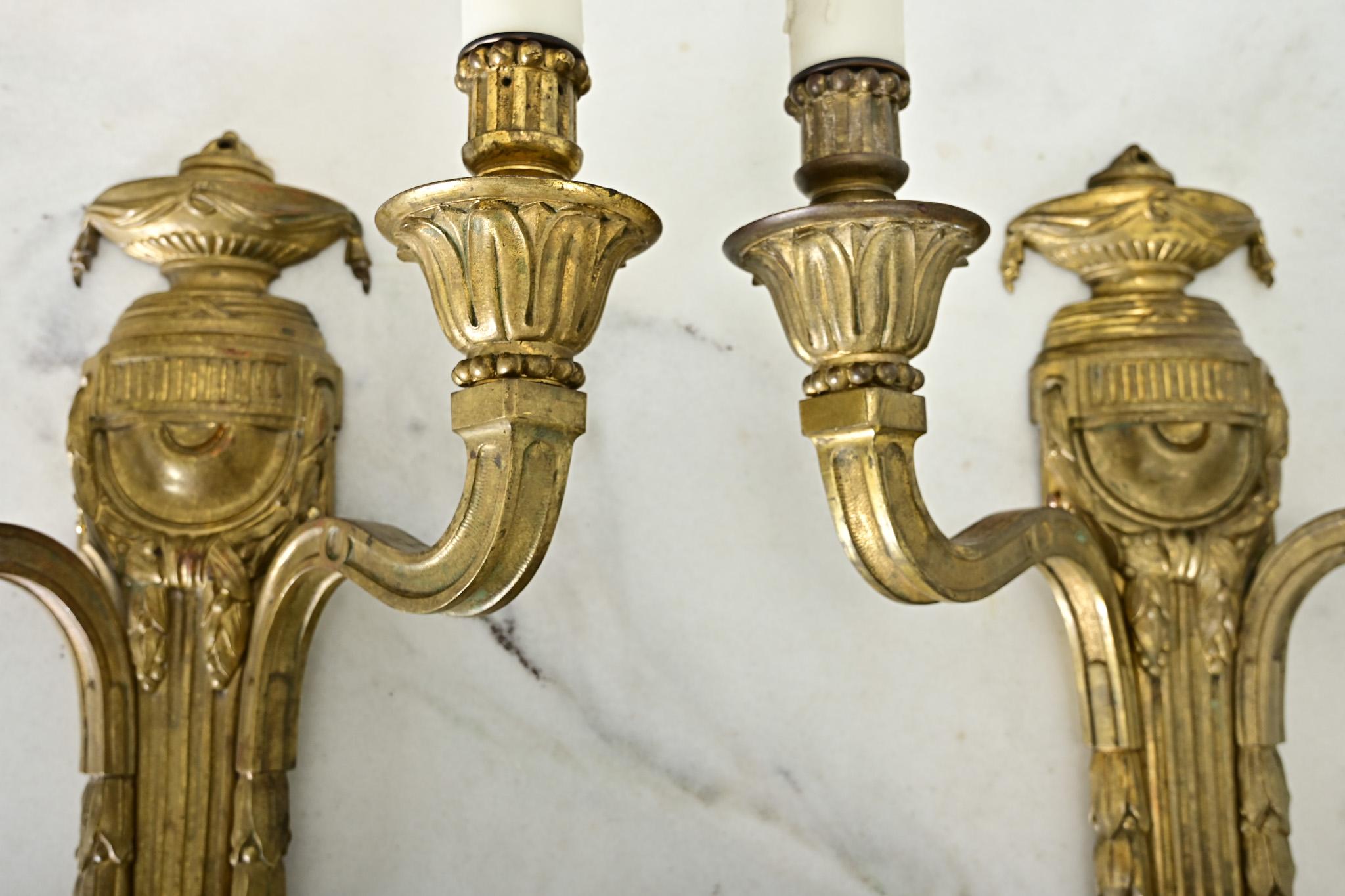 Paire d'appliques françaises de style Louis XVI du 19ème siècle en bronze doré en vente 4