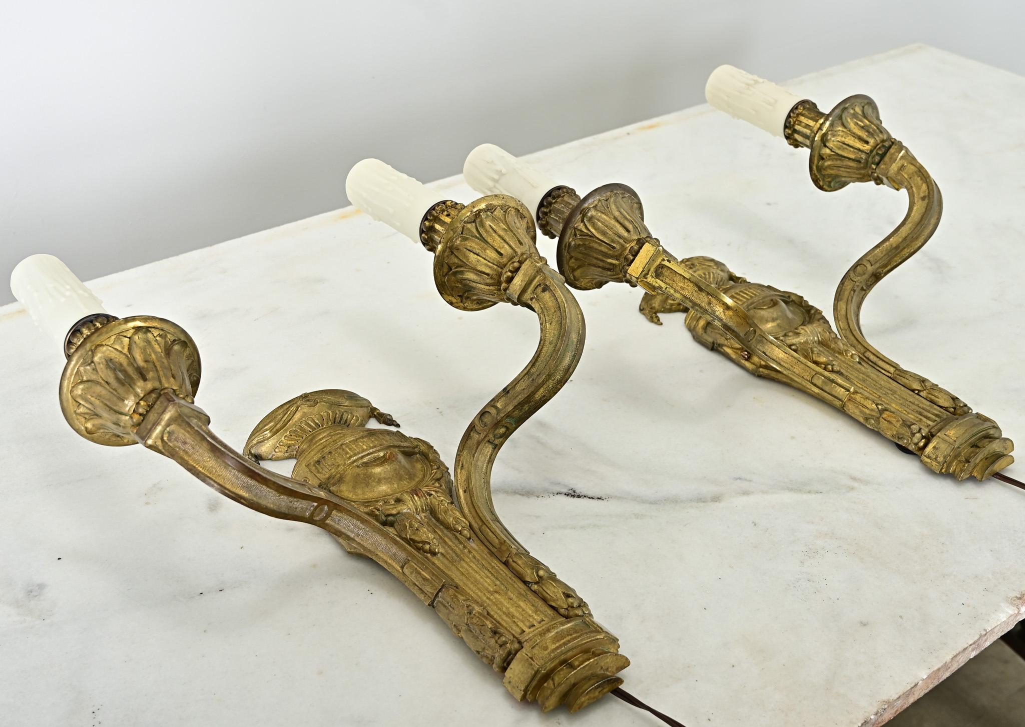 Paire d'appliques françaises de style Louis XVI du 19ème siècle en bronze doré en vente 6