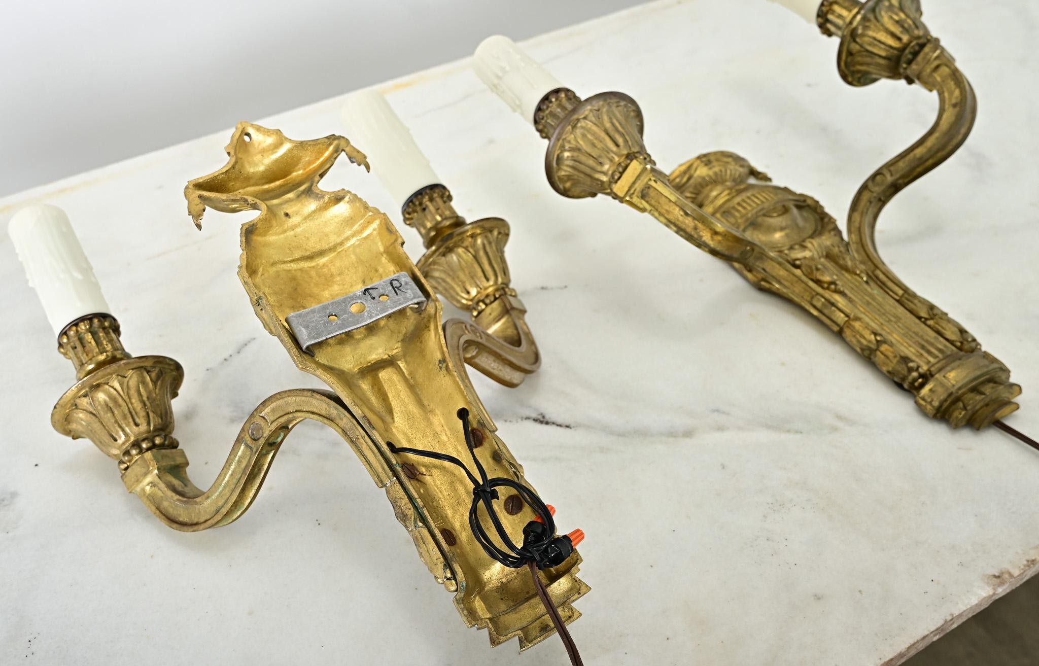 Paire d'appliques françaises de style Louis XVI du 19ème siècle en bronze doré en vente 8