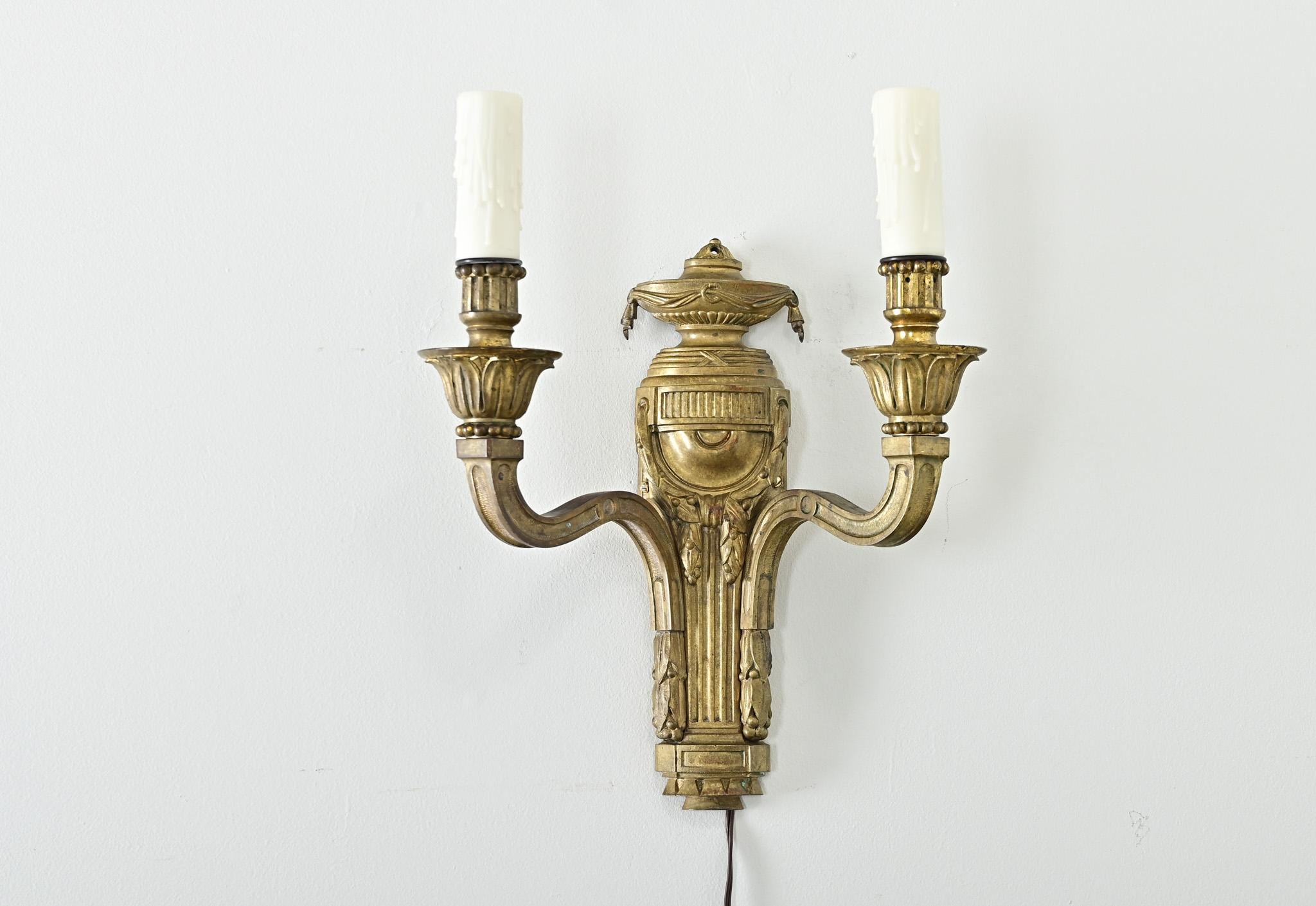 Paire d'appliques françaises de style Louis XVI du 19ème siècle en bronze doré en vente 9