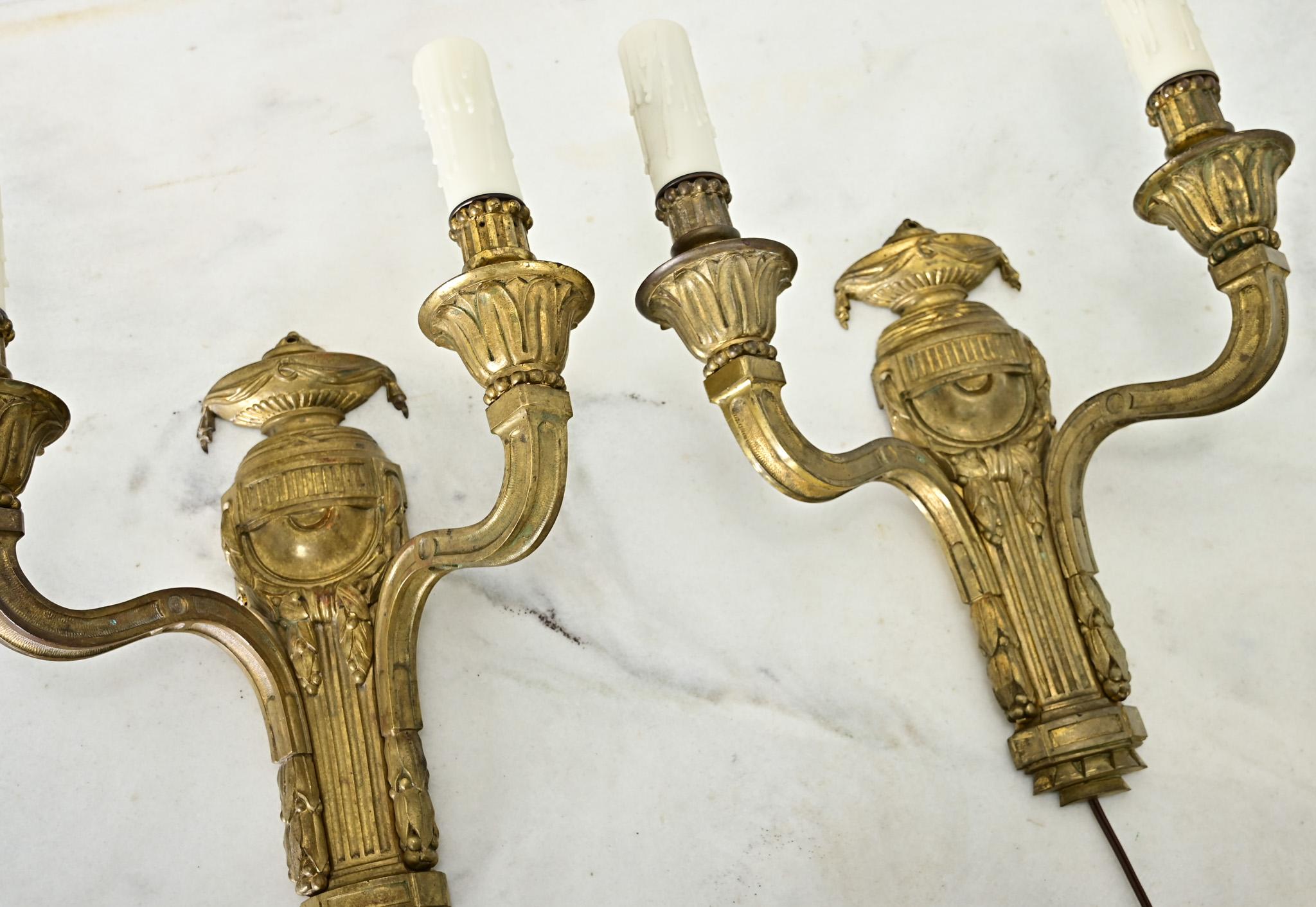 Paire d'appliques françaises de style Louis XVI du 19ème siècle en bronze doré en vente 15