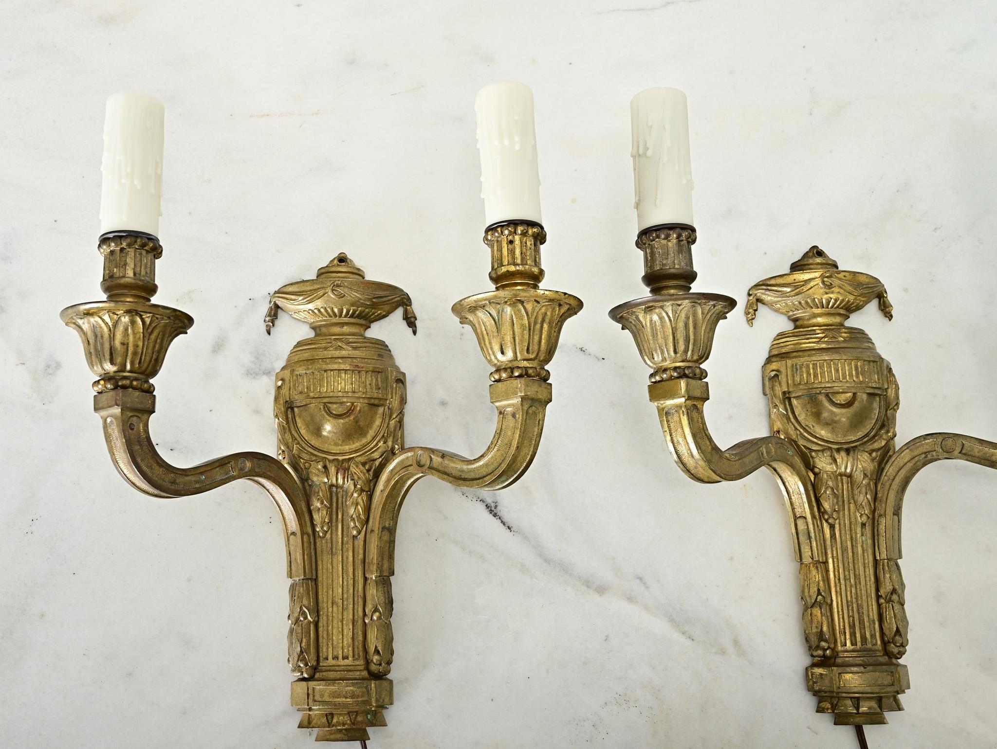Paire d'appliques françaises de style Louis XVI du 19ème siècle en bronze doré en vente 16