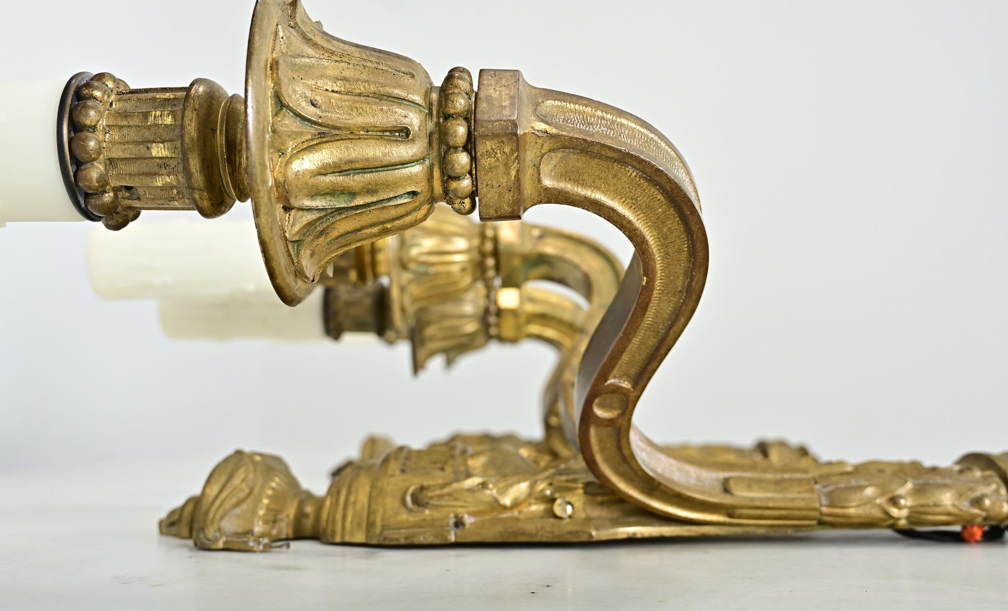 Paire d'appliques françaises de style Louis XVI du 19ème siècle en bronze doré en vente 18