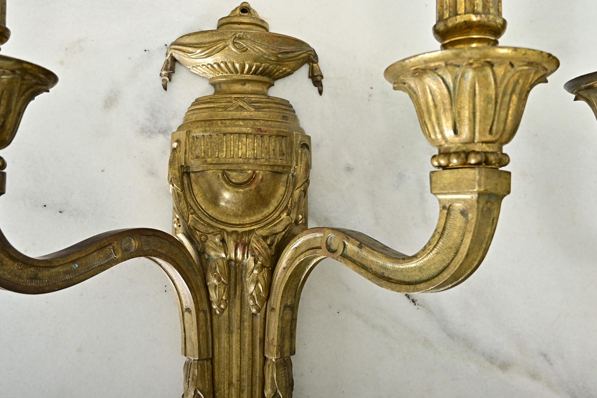 Paire d'appliques françaises de style Louis XVI du 19ème siècle en bronze doré en vente 20