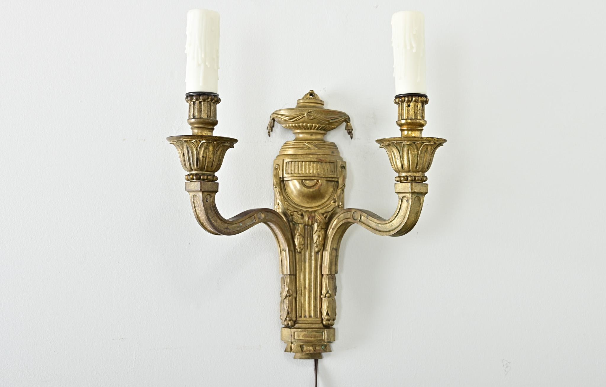 Français Paire d'appliques françaises de style Louis XVI du 19ème siècle en bronze doré en vente