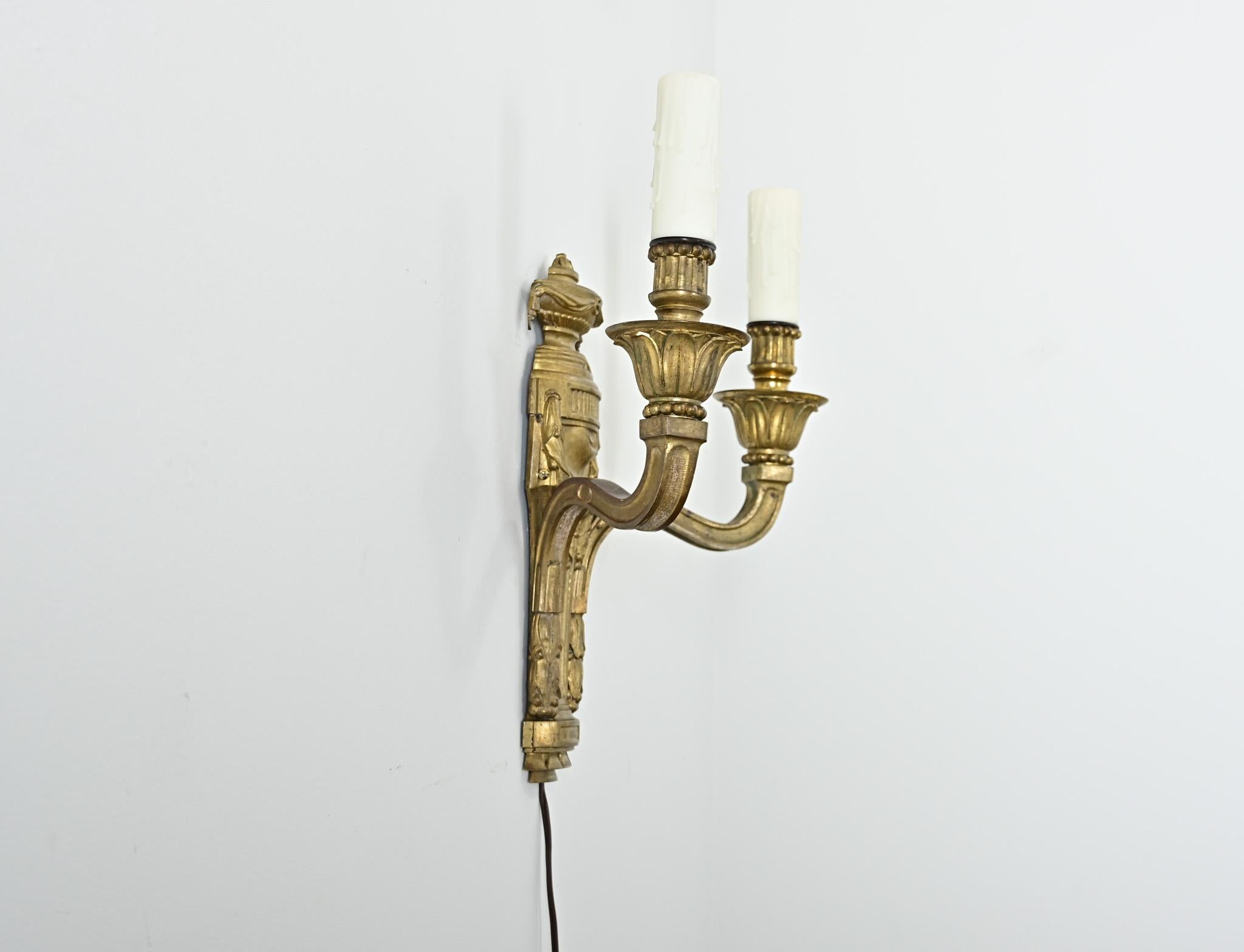 Effet bronze Paire d'appliques françaises de style Louis XVI du 19ème siècle en bronze doré en vente