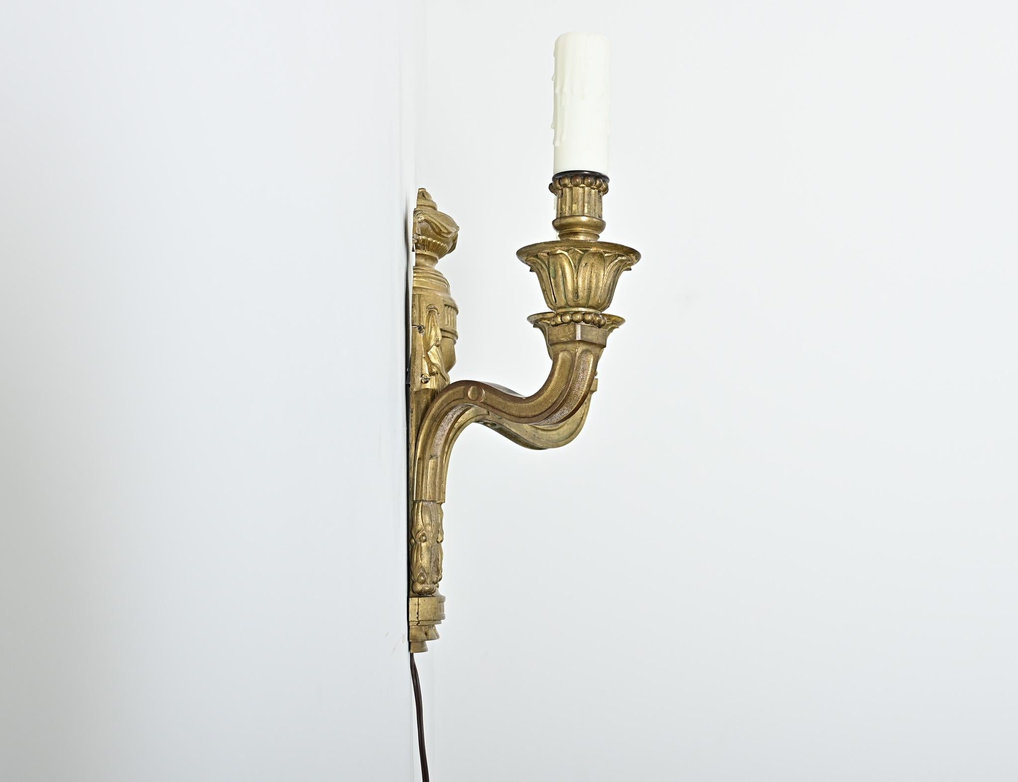 Paire d'appliques françaises de style Louis XVI du 19ème siècle en bronze doré Bon état - En vente à Baton Rouge, LA